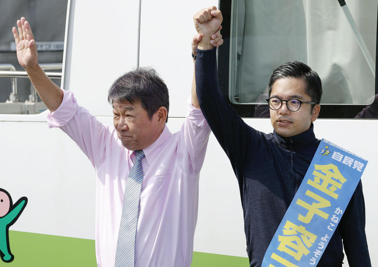衆院長崎4区の補欠選挙が告示され、金子容三氏（右）と手を取り合う自民党の茂木幹事長（共同）