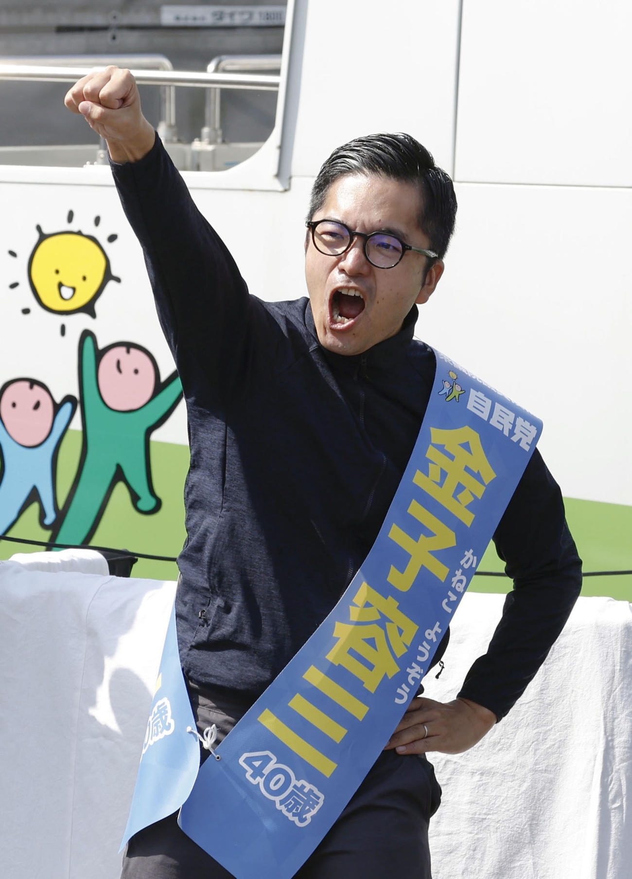 衆院長崎4区の補欠選挙が告示され、気勢を上げる金子容三氏（共同）