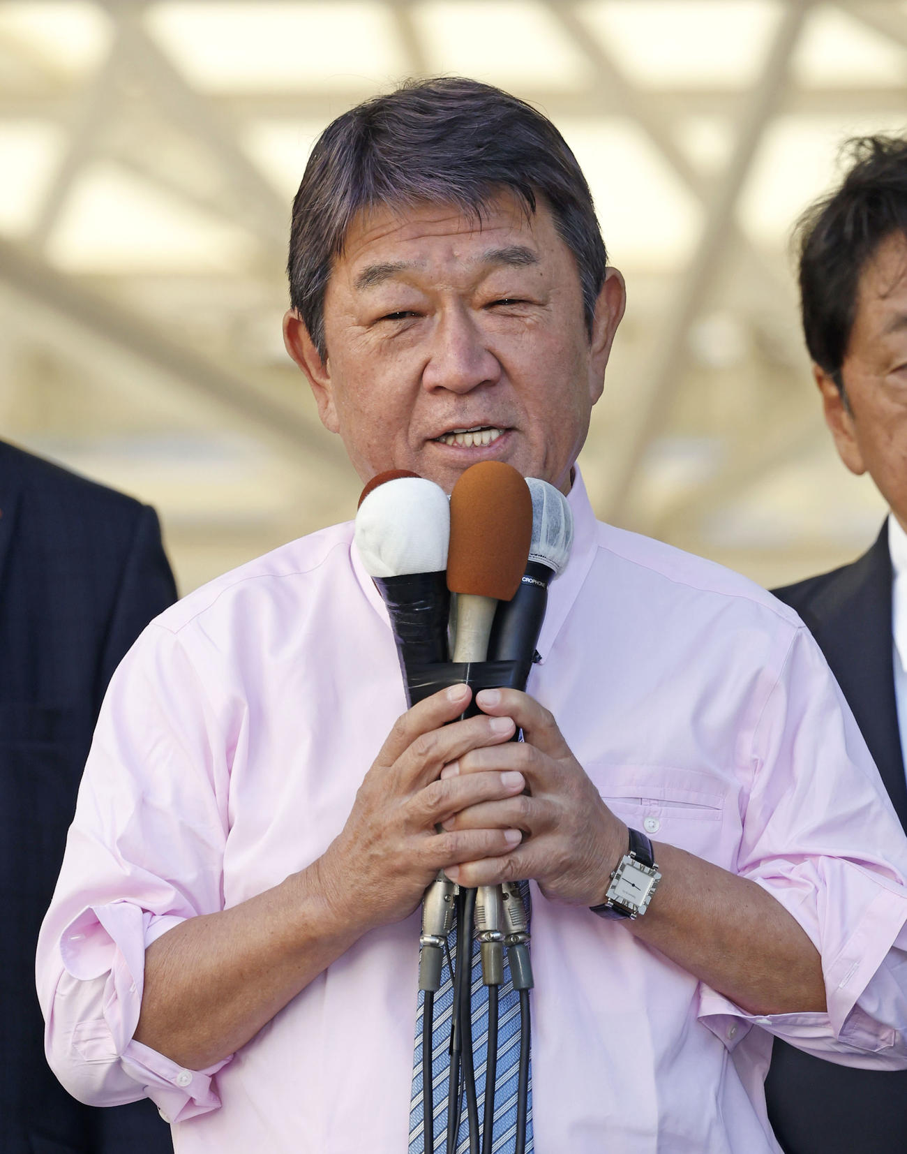衆院長崎4区の補欠選挙が告示され、金子容三氏の応援演説をする自民党の茂木幹事長（共同）
