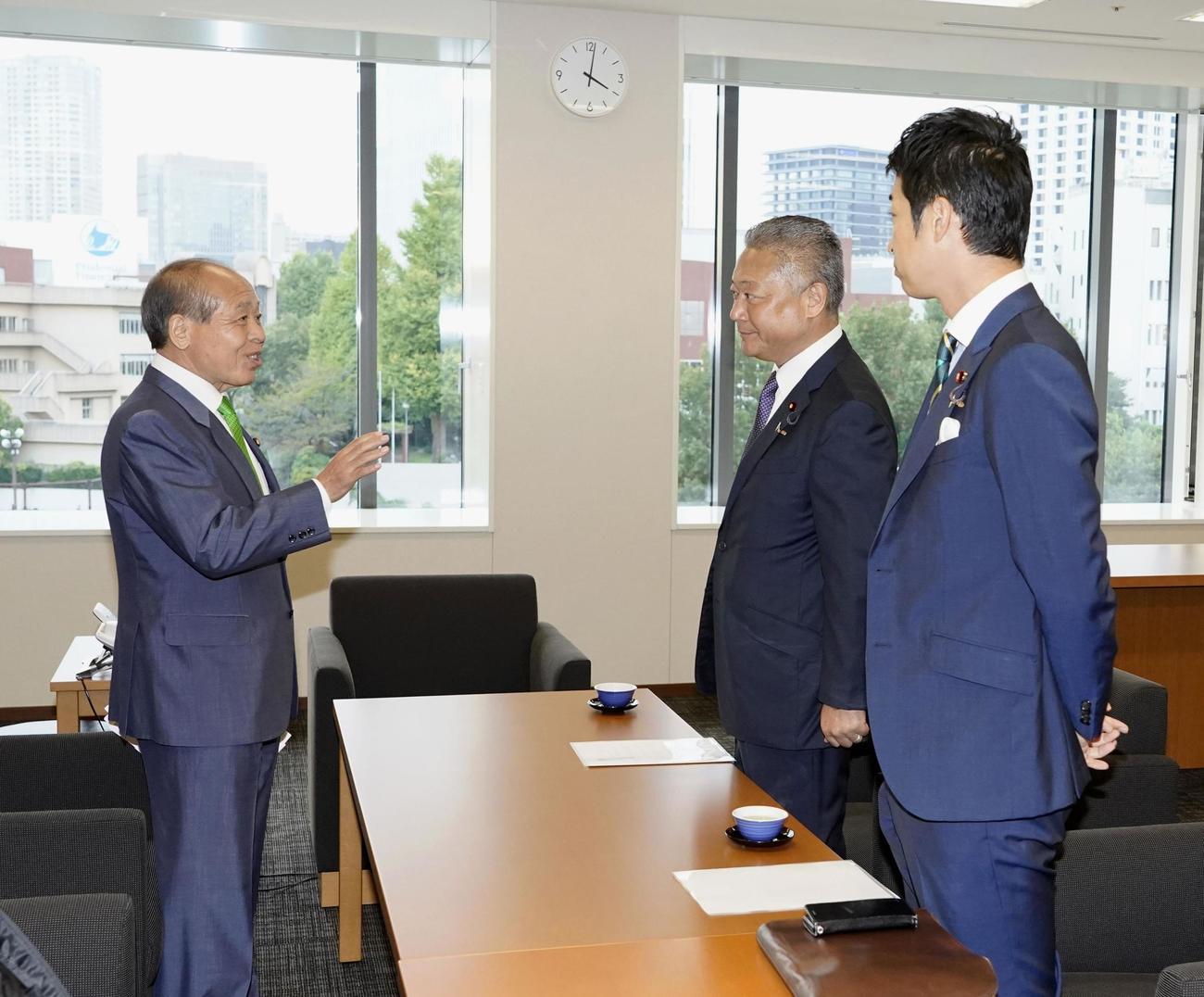 日本維新の会の馬場代表（右奥）、藤田幹事長（同手前）と面会する鈴木宗男参院議員（共同）