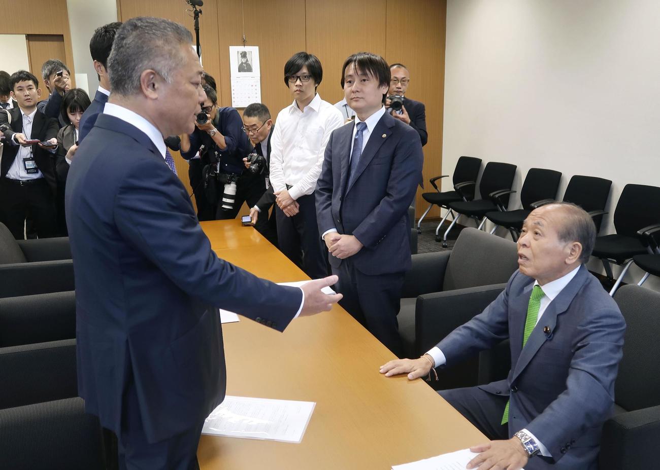 日本維新の会の馬場伸幸代表（左）と面会する鈴木宗男参院議員（右）（共同）
