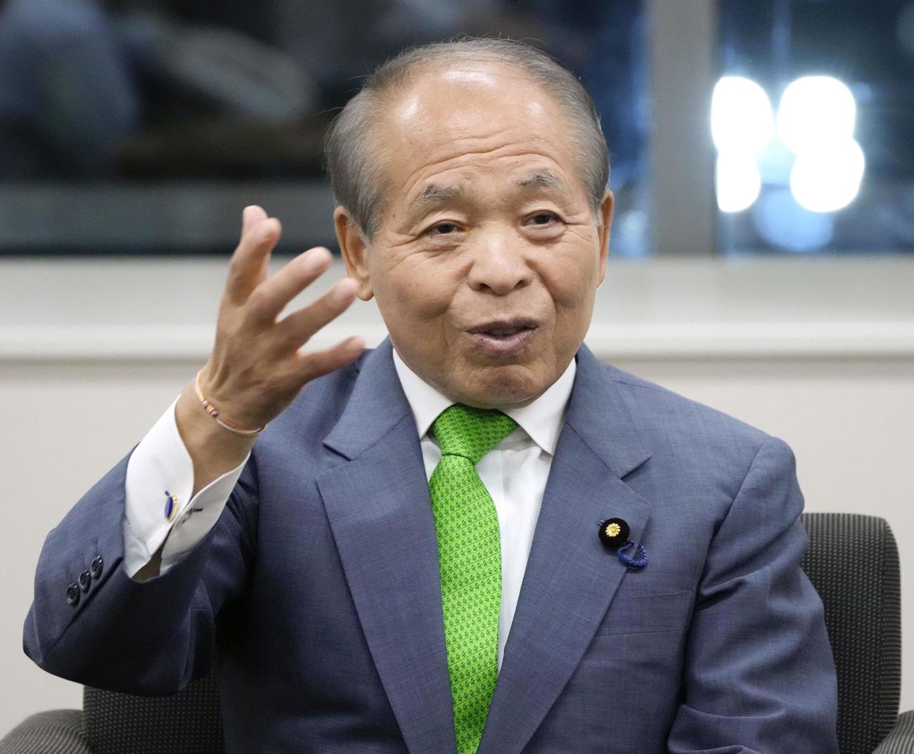 記者団の取材に応じる鈴木宗男参院議員（共同）