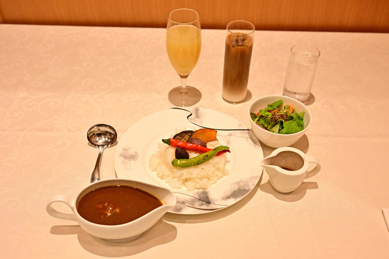 永瀬拓矢王座が昼食に注文した「ビーフカレー温野菜添え（サラダ付き）」（日本将棋連盟提供）