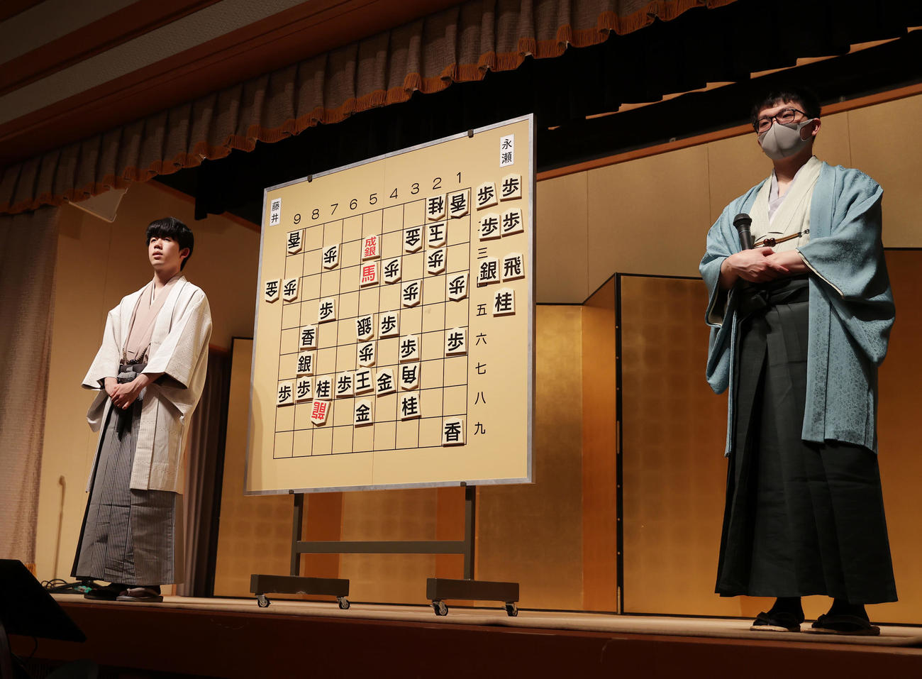 王座戦を制し史上初の「8冠」を達成した藤井新王座。右は敗れた永瀬前王座（撮影・前田充）