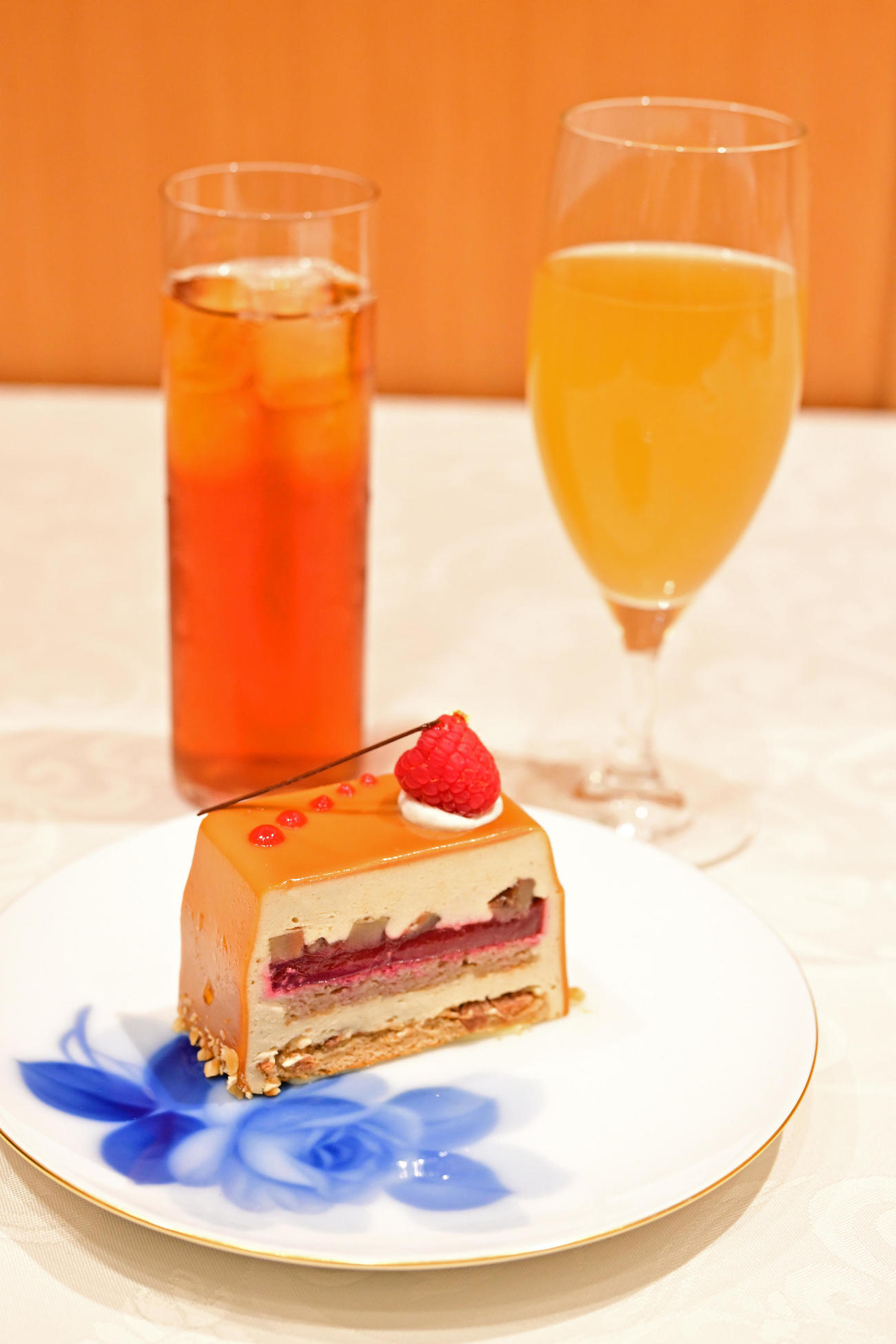 藤井聡太7冠のおやつ「丹波栗とラズベリーのケーキ」「アイスティー」「パイナップルジュース」（日本将棋連盟提供）