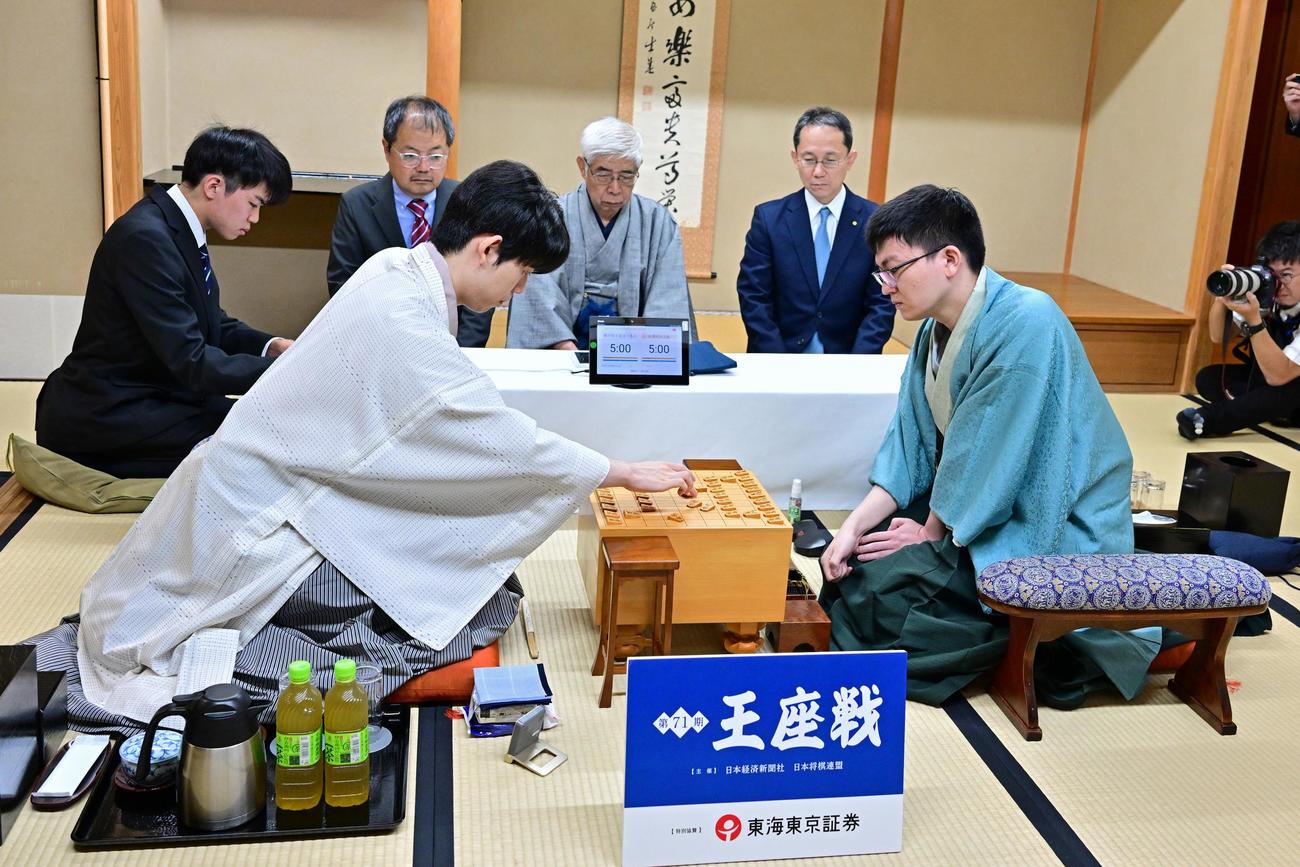 第71期王座戦5番勝負第4局に臨んだ藤井聡太7冠（左）永瀬拓矢王座（日本将棋連盟提供）