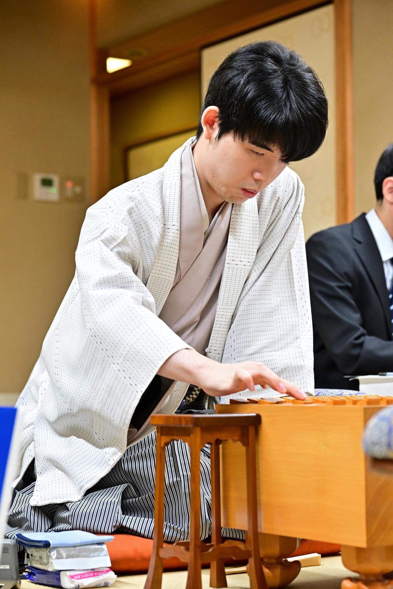 第71期王座戦5番勝負第4局に臨んだ藤井聡太7冠（日本将棋連盟提供）