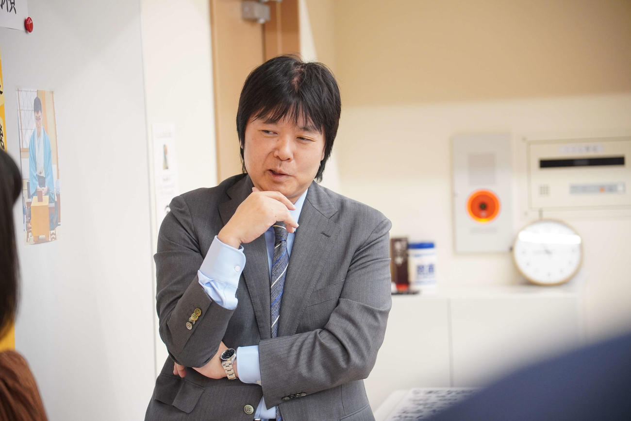 駒テラス西参道で開かれた大盤解説会で解説をする藤井猛九段（撮影・沢田直人）