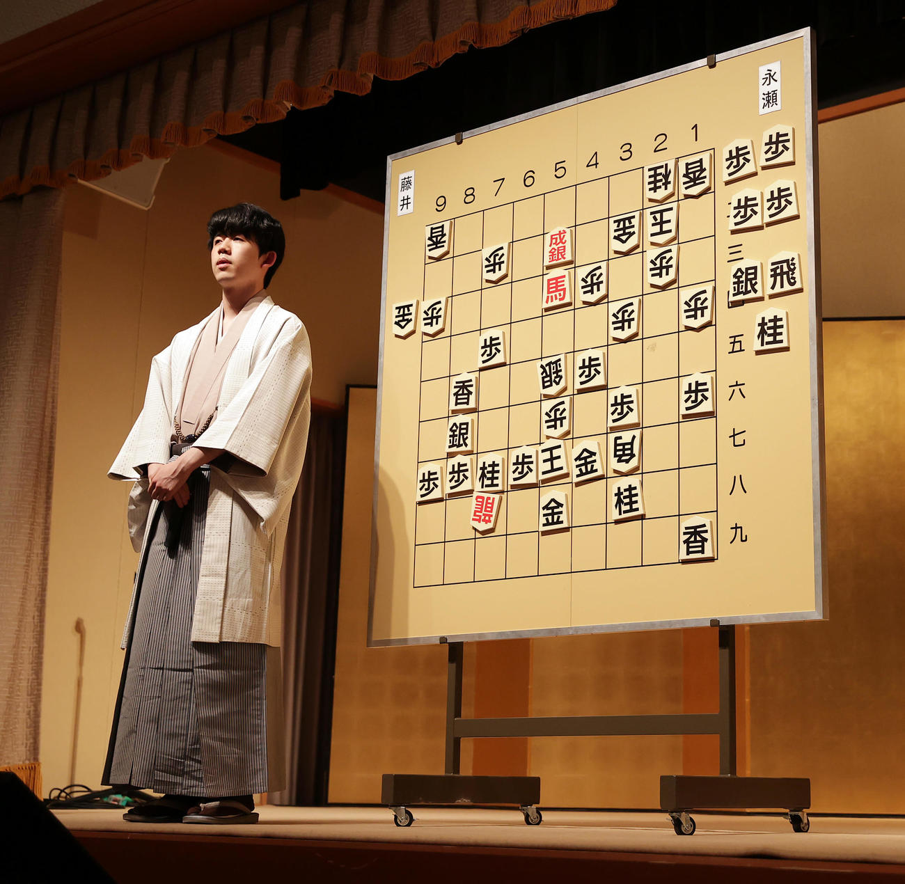 王座戦を制し史上初の「8冠」を達成した藤井新王座（撮影・前田充）