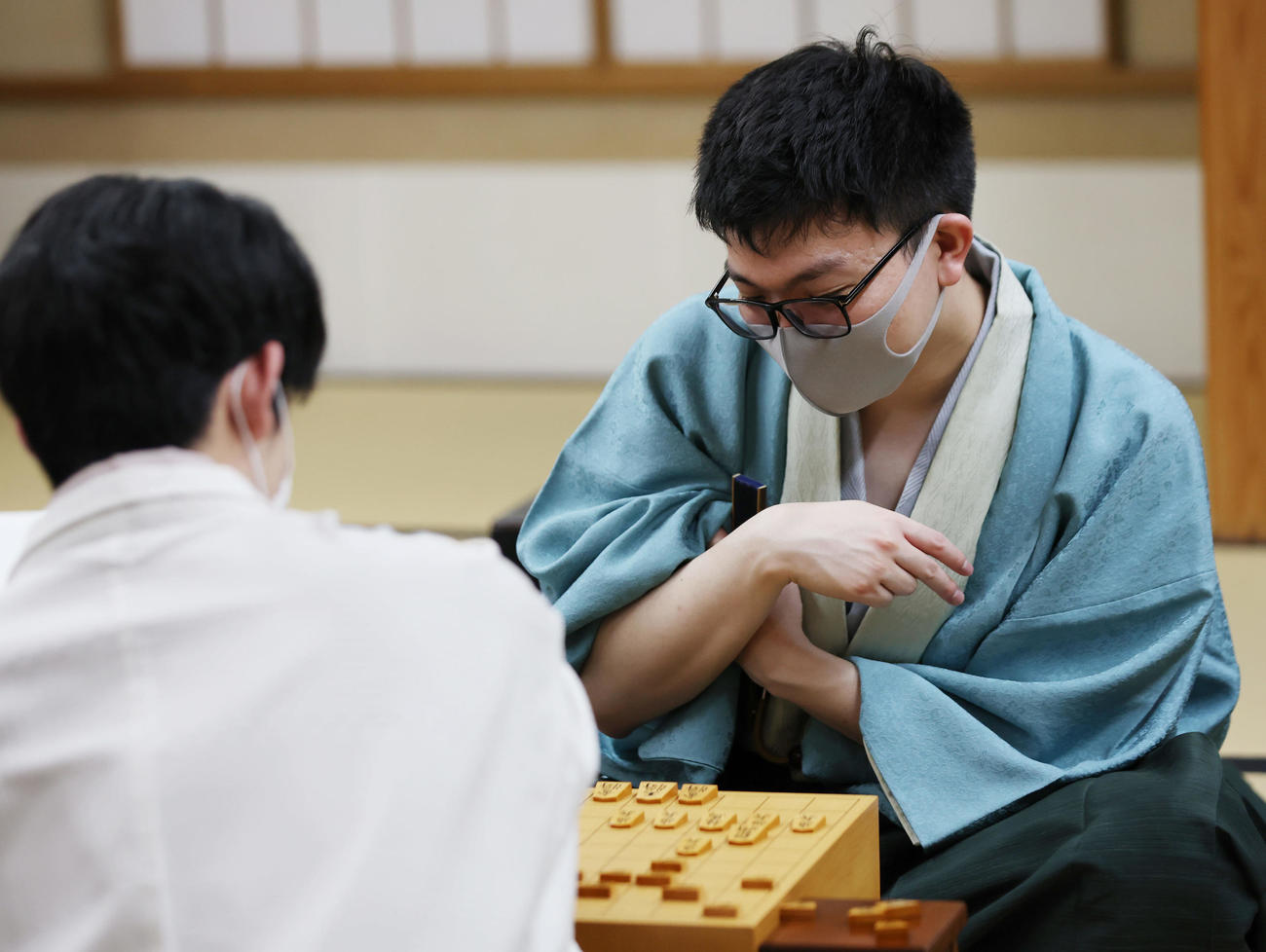 第4局を終え感想戦を行う永瀬前王座（撮影・前田充）