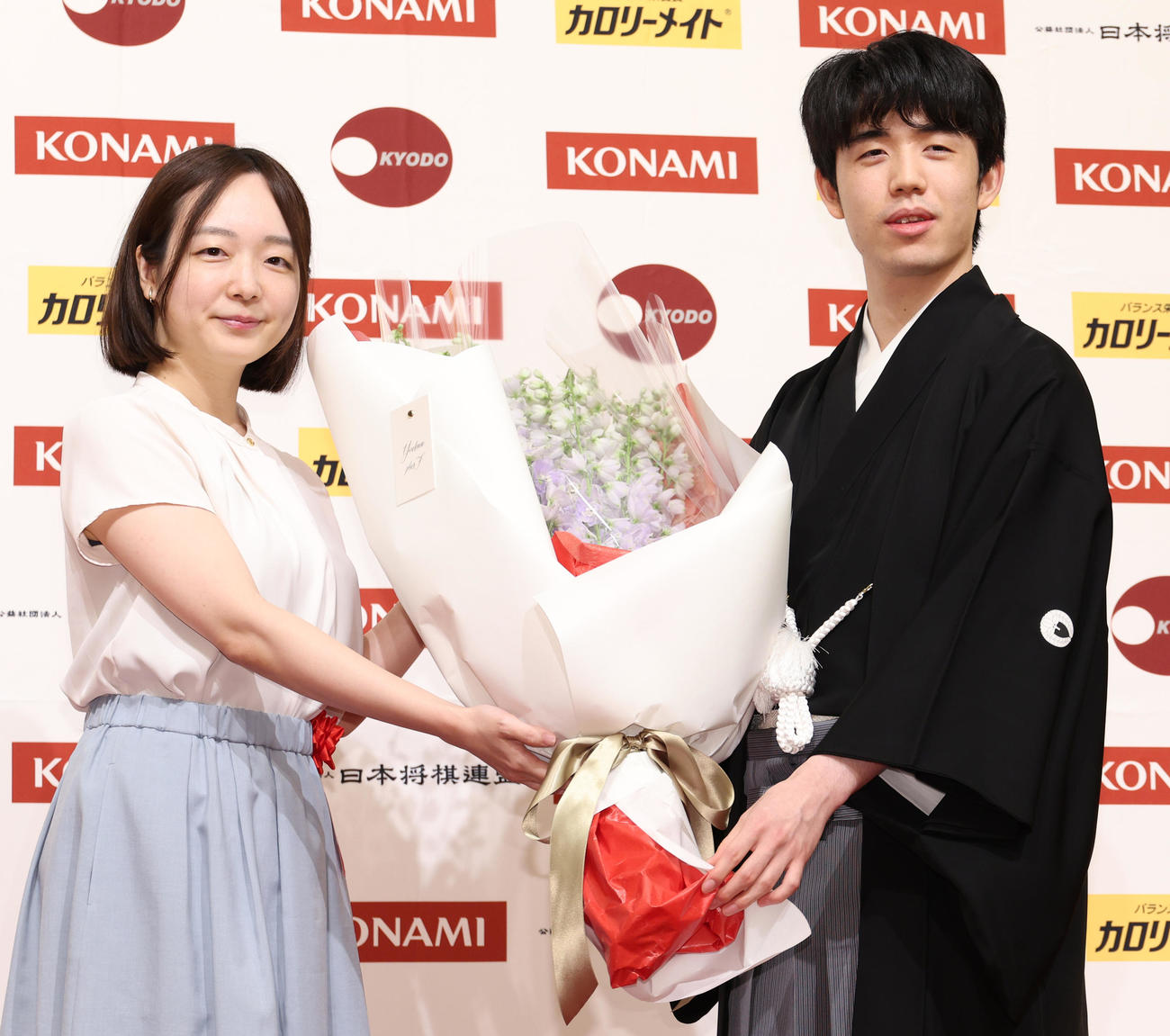 2023年5月24日、藤井聡太棋王（右）に花束を贈る室田伊緒女流二段