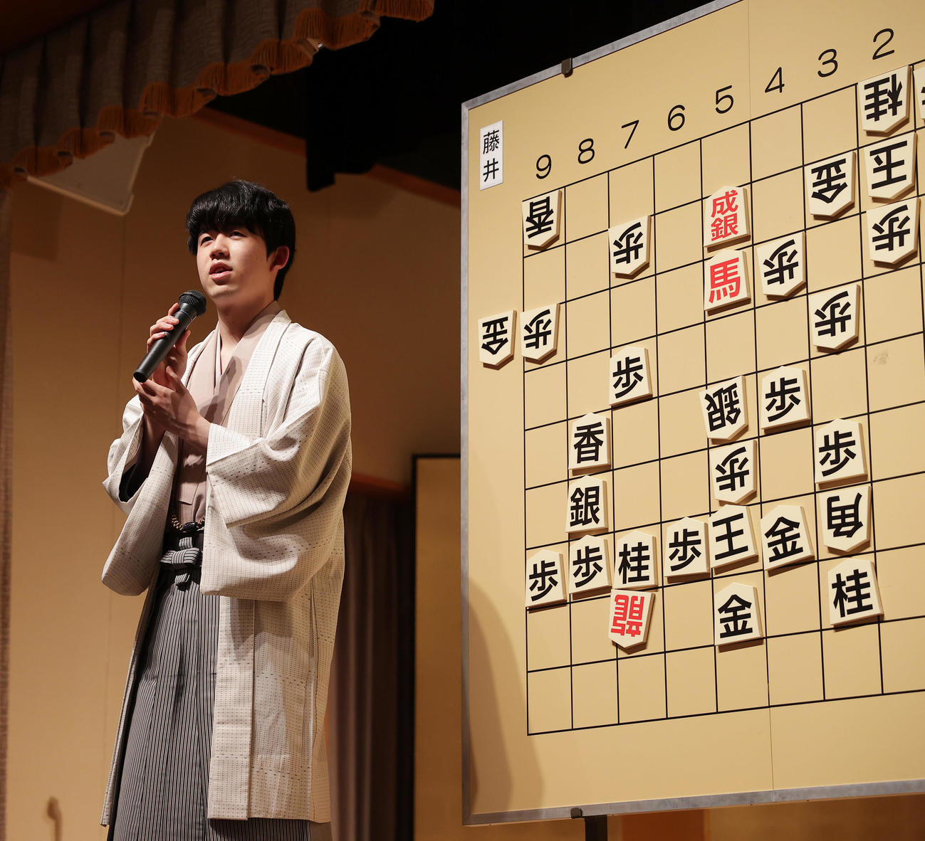 王座戦を制し史上初の「8冠」を達成した藤井新王座（撮影・前田充）