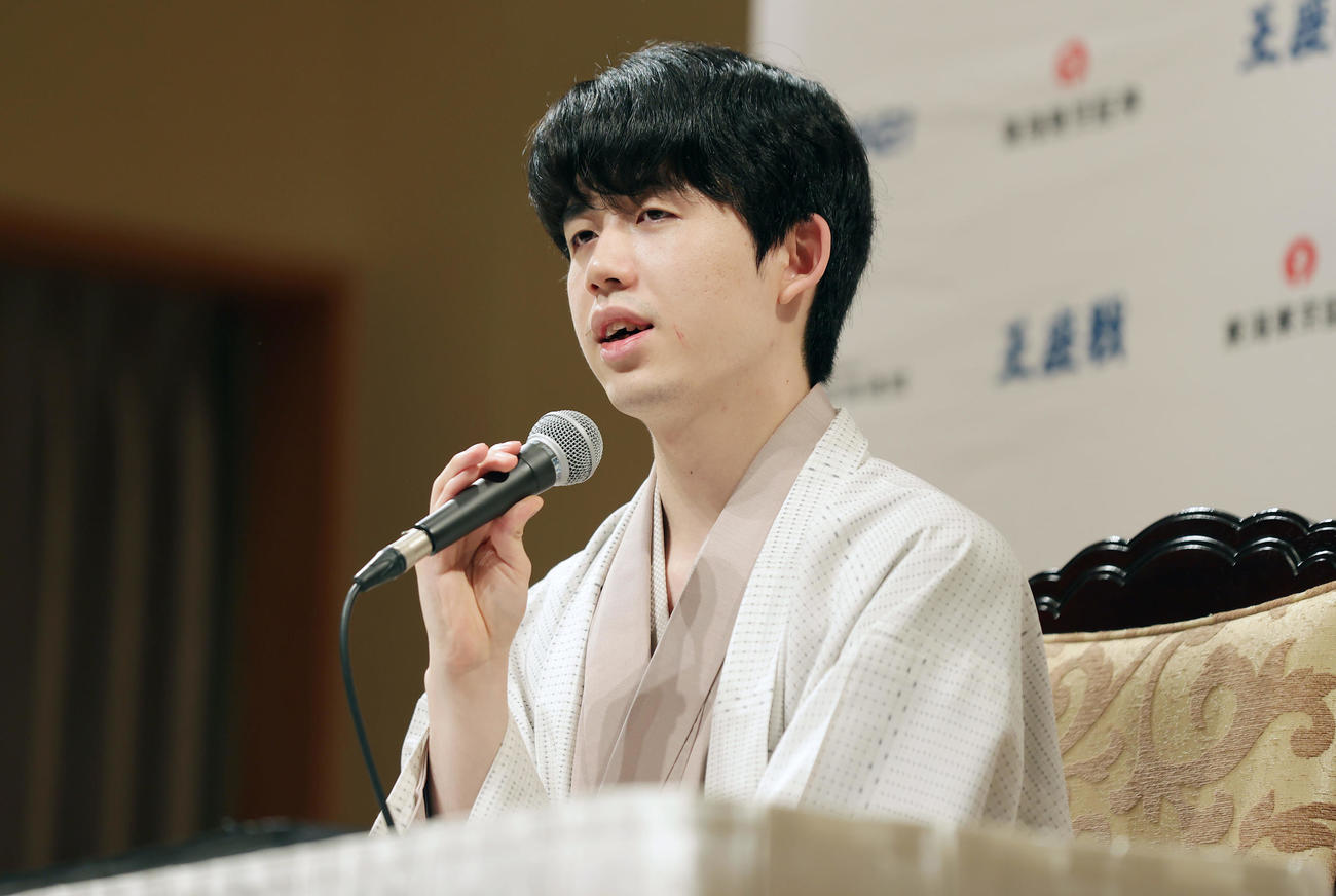 史上初の「8冠」を達成し、会見に臨む藤井新王座（撮影・前田充）