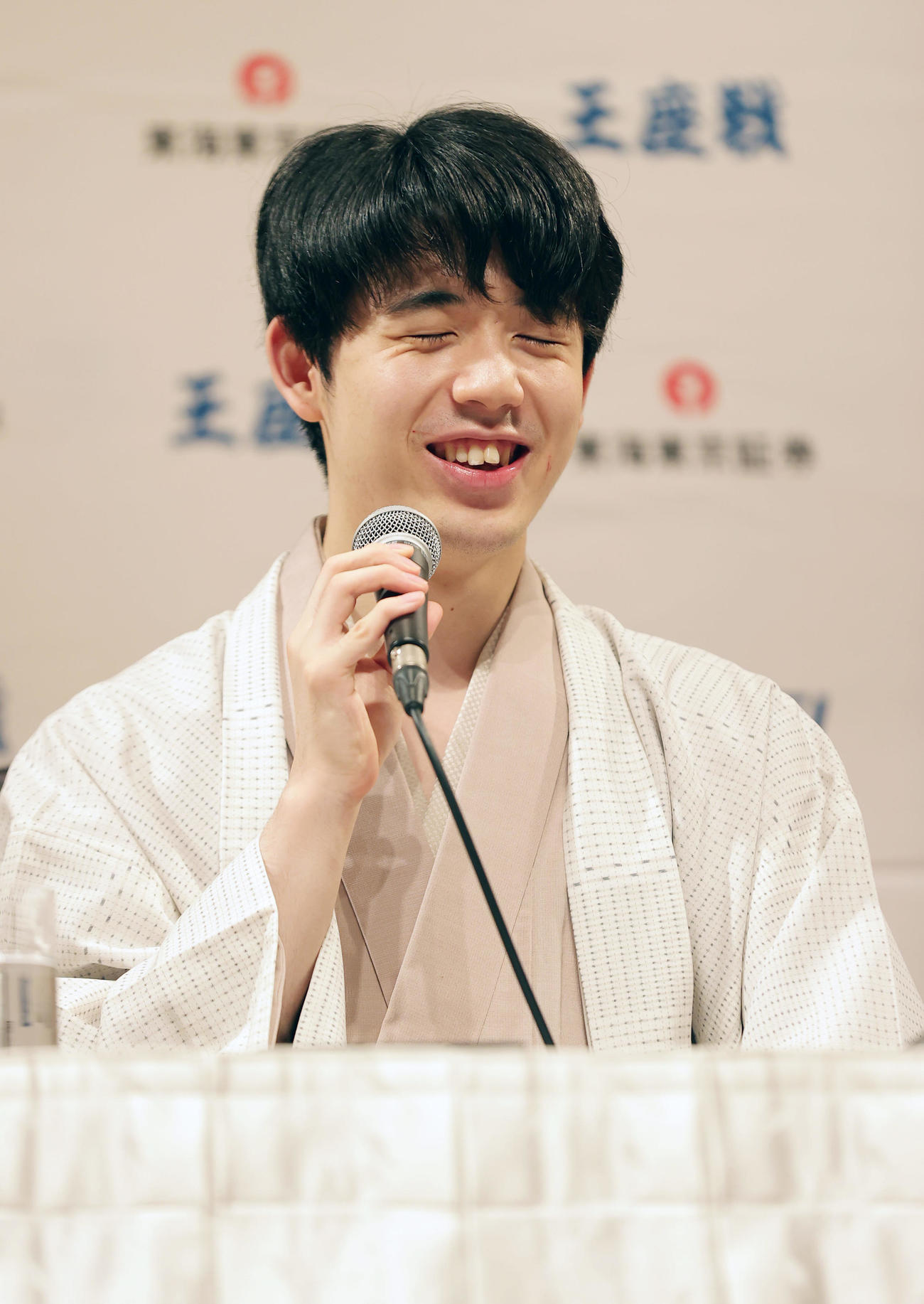 史上初の「8冠」を達成し、会見で笑顔を見せる藤井新王座（撮影・前田充）