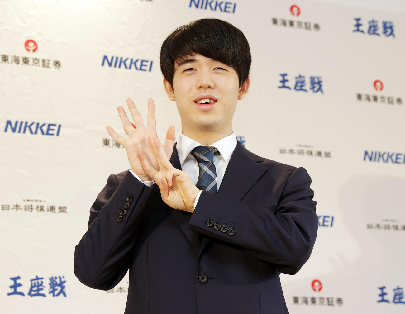偉業達成から一夜明け、笑顔で「8」のポーズをとる藤井8冠（撮影・前田充）
