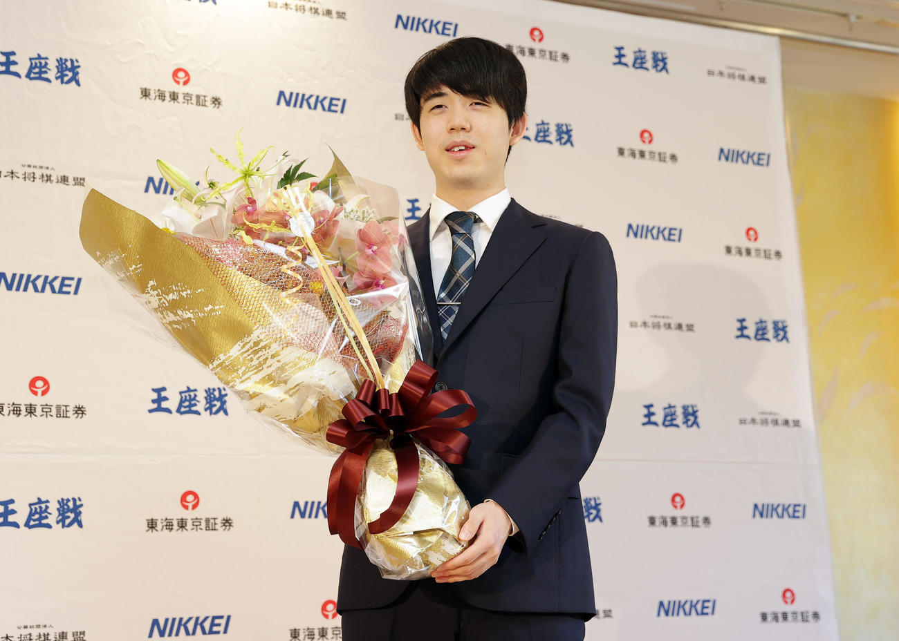 偉業達成から一夜明け、花束を手に笑顔を見せる藤井8冠（撮影・前田充）