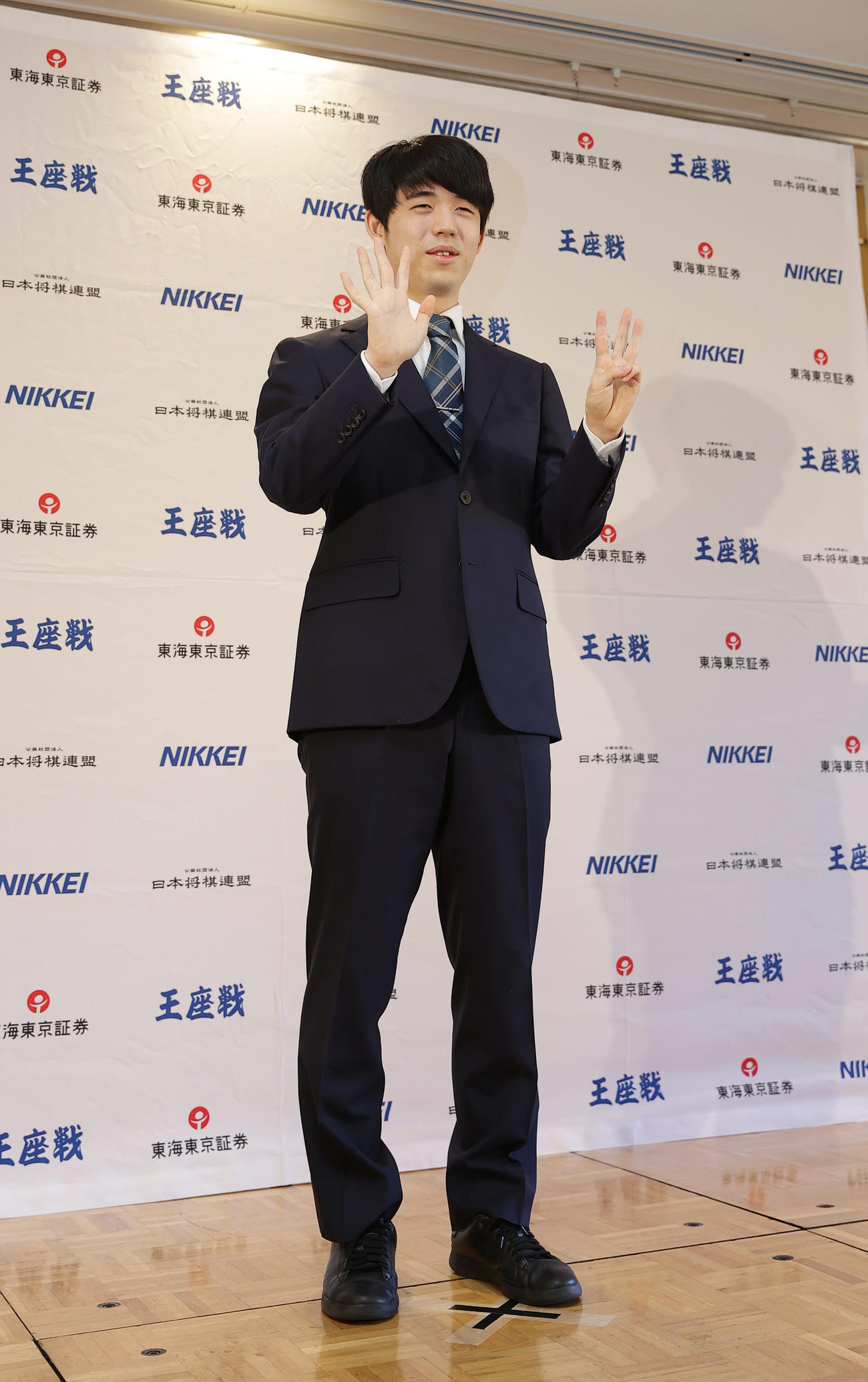 偉業達成から一夜明け、笑顔で「8」のポーズをとる藤井8冠（撮影・前田充）