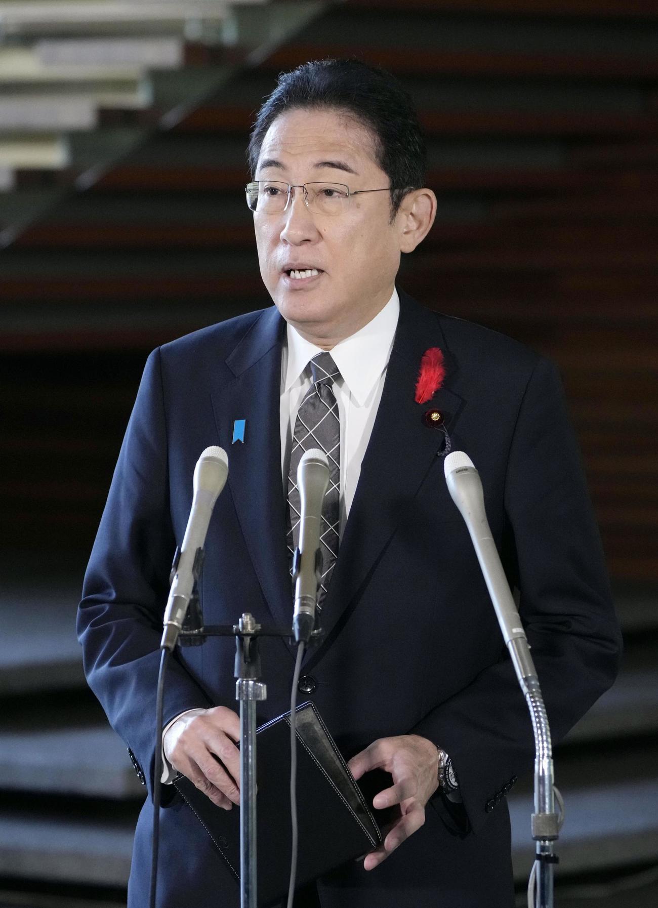 将棋の藤井聡太八冠に関し取材に応じる岸田首相（共同）