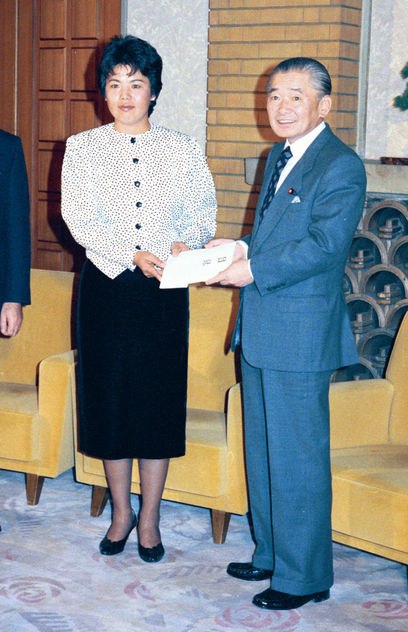 87年、内閣総理大臣顕彰を受賞した岡本綾子。右は竹下登首相（当時）