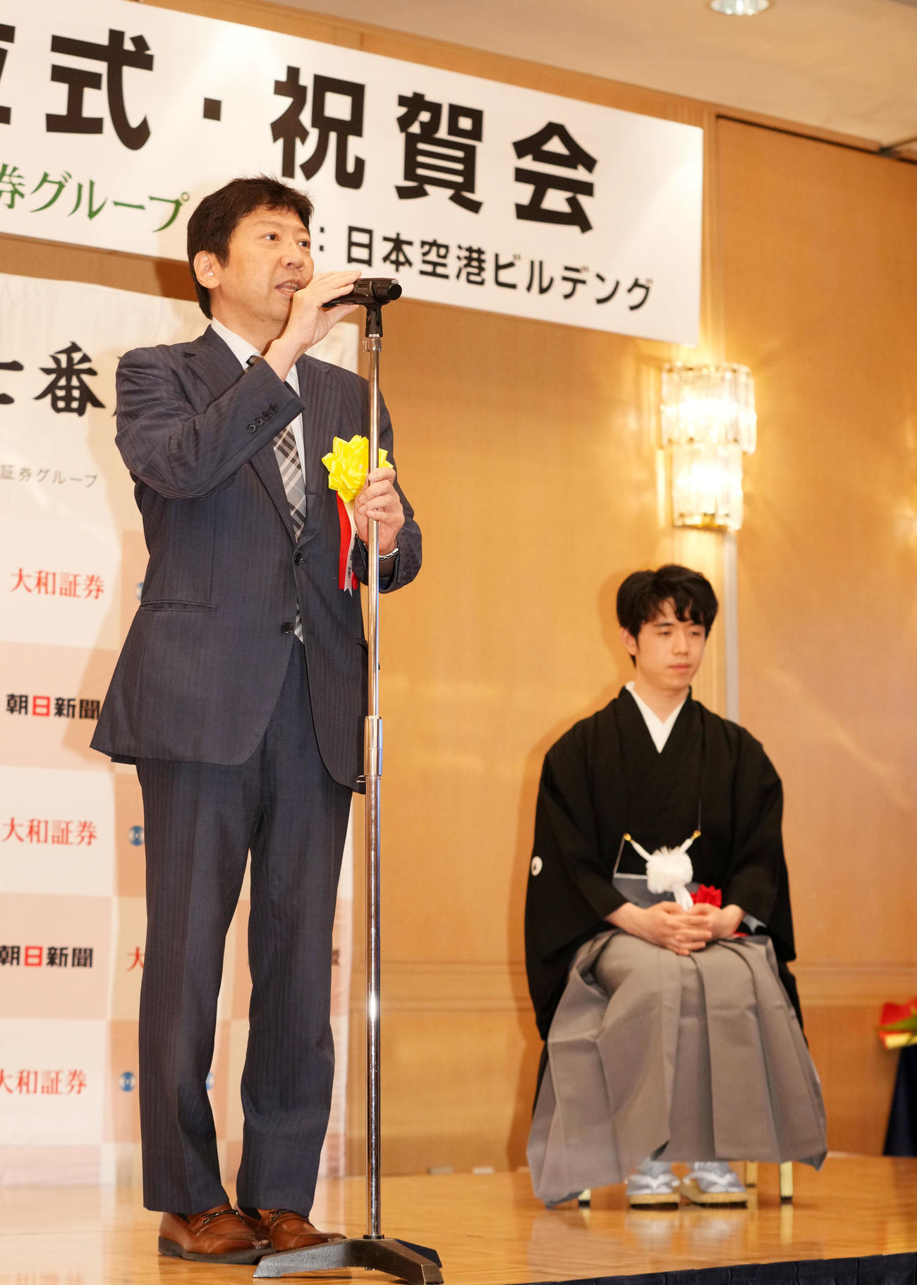 藤井聡太名人（右）杉本昌隆八段（2023年8月7日撮影）