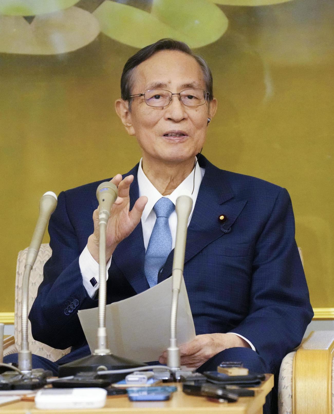 記者会見する細田博之衆院議長（共同）