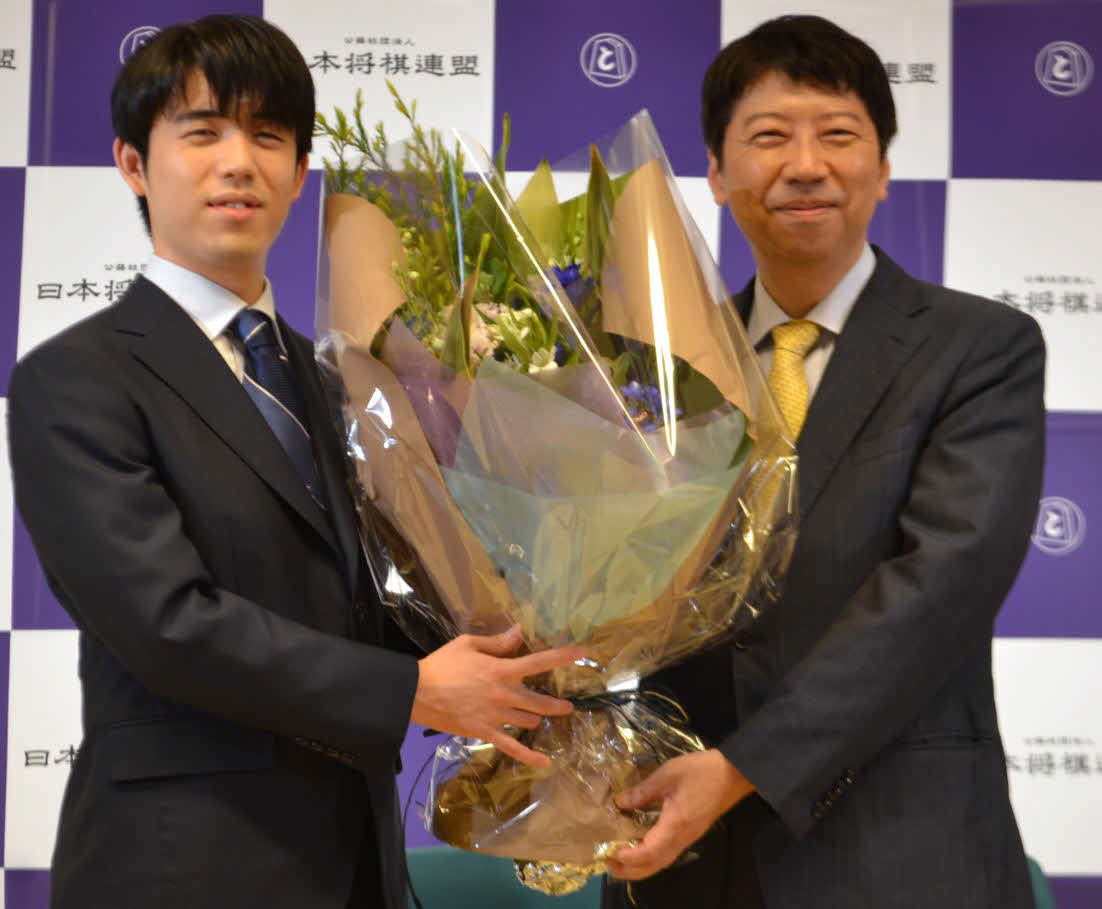 藤井聡太8冠（左）は師匠の杉本昌隆八段（右）から花束を贈呈される