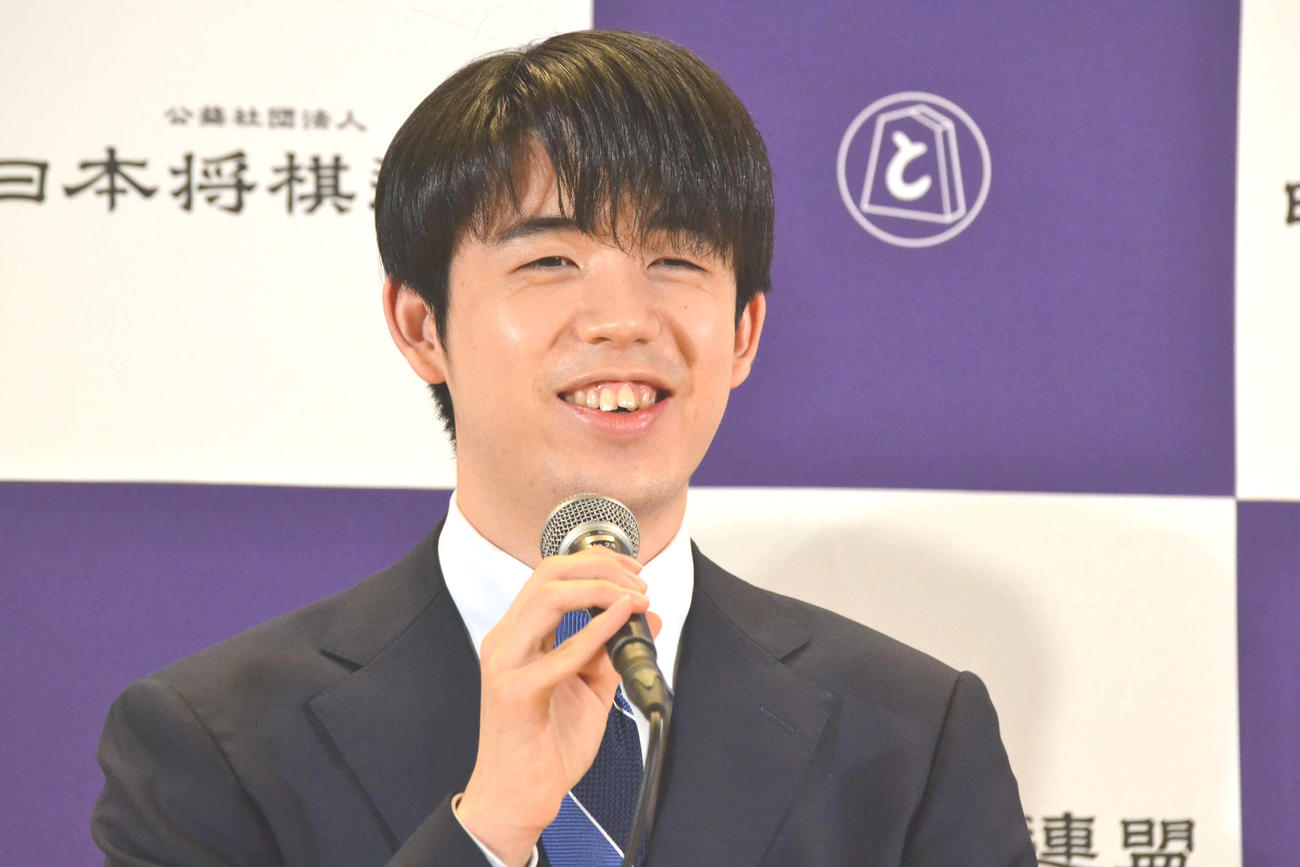 笑顔も交えて記者会見に応じた藤井聡太8冠（撮影・赤塚辰浩）