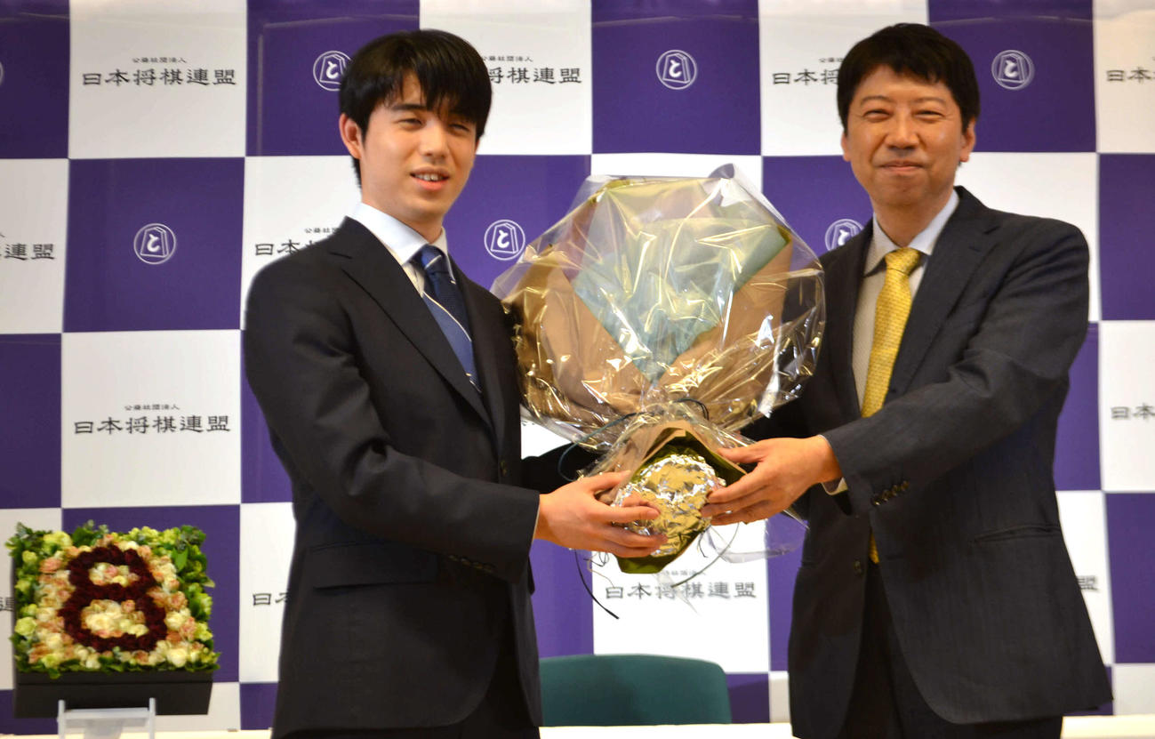 藤井聡太8冠（左）は師匠の杉本昌隆八段から花束を贈呈され笑顔を見せる（撮影・赤塚辰浩）