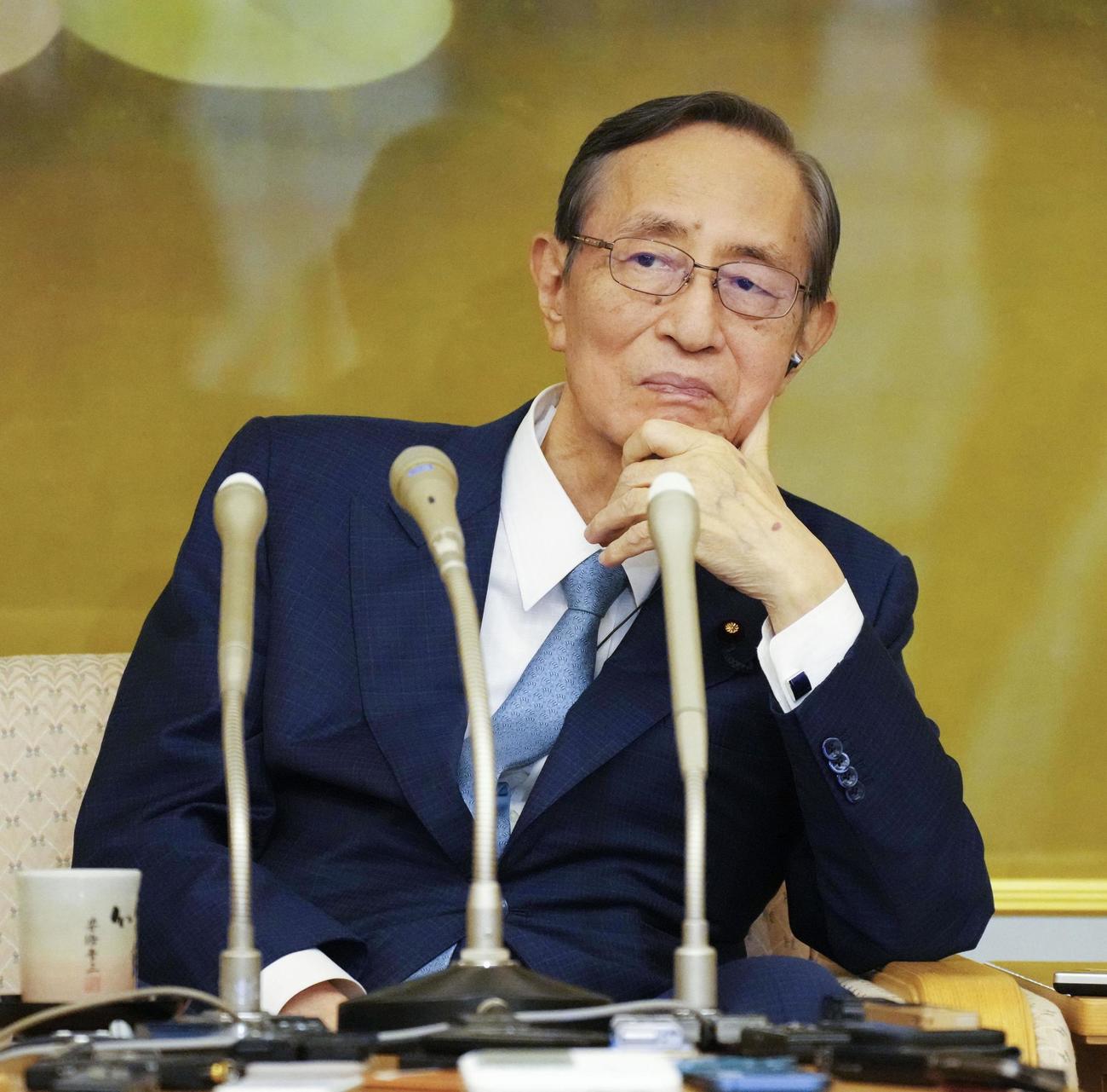 記者会見する細田博之衆院議長（共同）
