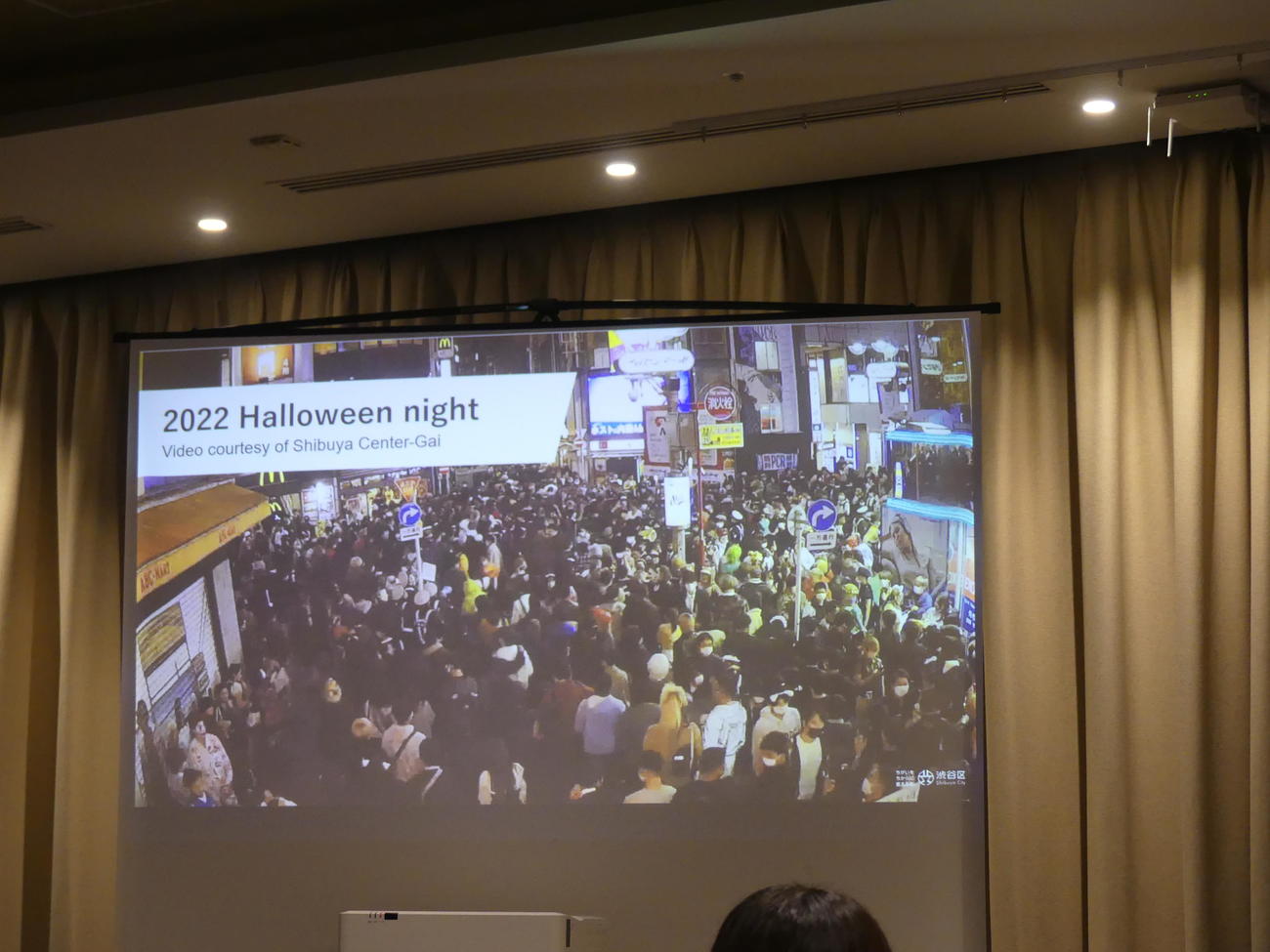 日本外国特派員協会での会見で公開された昨年の渋谷のハロウィーンの混雑ぶり