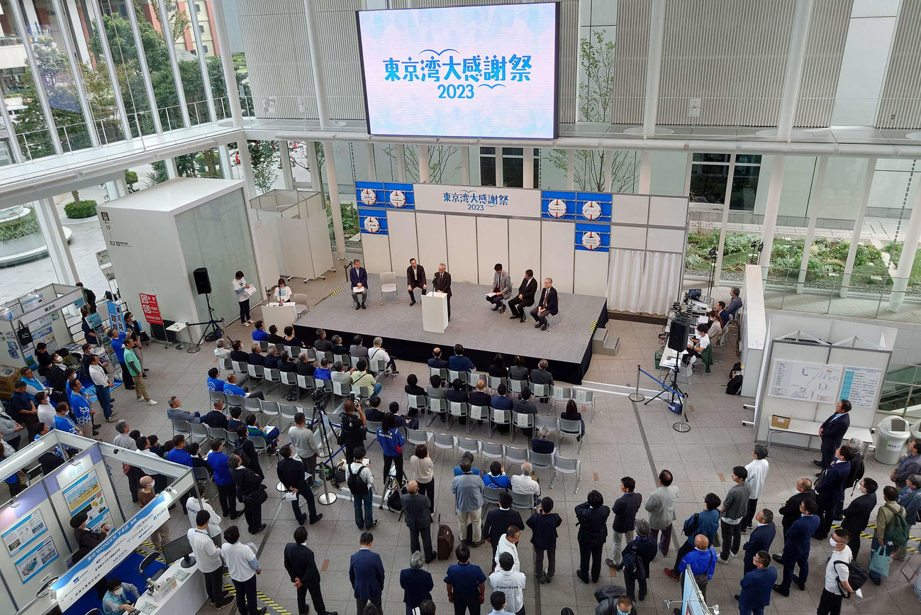「東京湾クッキング」のメーン会場となった横浜市役所アトリウム（撮影・寺沢卓）