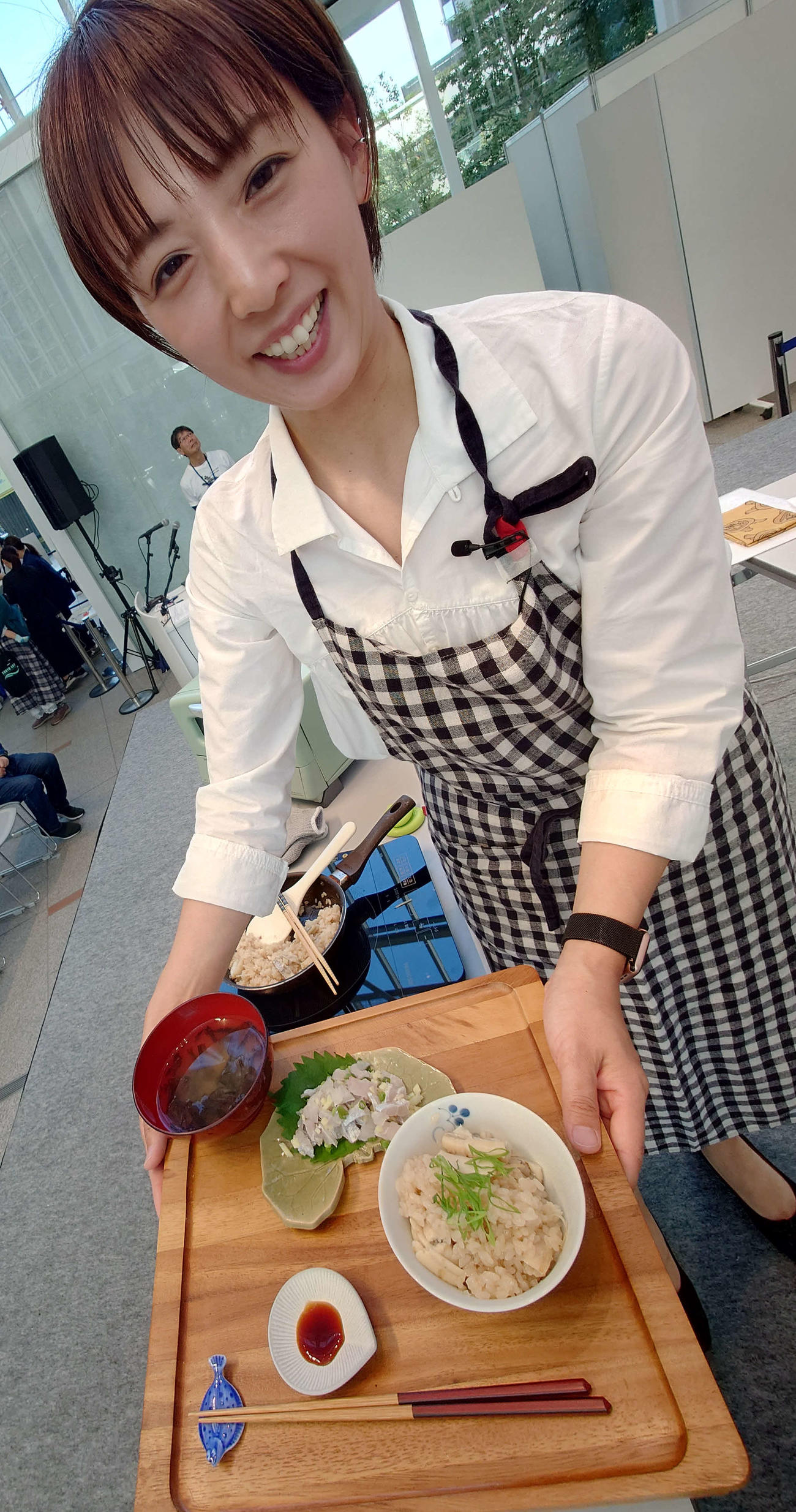 「東京湾クッキング」では西原佳江さんが東京湾で釣ったタチウオを料理して、わずか15分で4品を紹介した（撮影・寺沢卓）