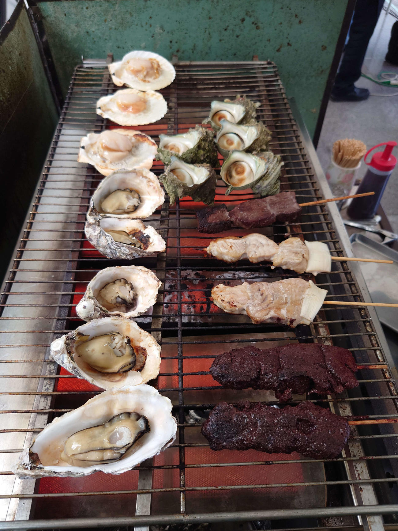 東京湾大感謝祭ではキッチンカーも繰り出して浜焼きなども販売された（撮影・寺沢卓）