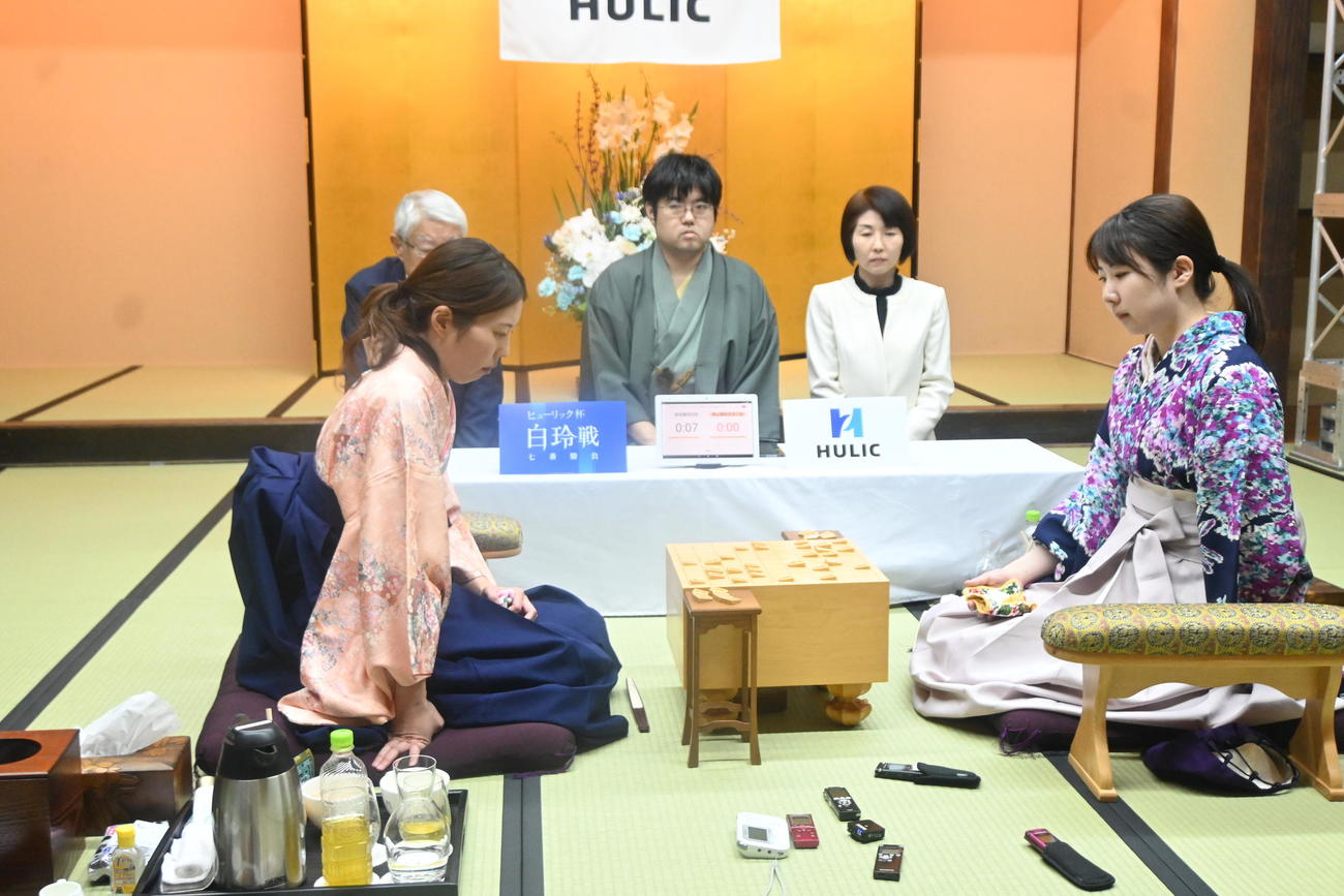 終局後、インタビューに応じる里見香奈女流5冠（左）と西山朋佳女流3冠（撮影・松浦隆司）