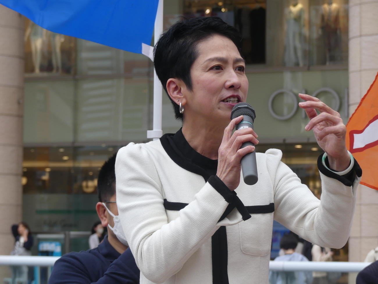 立憲民主党候補の応援で支持を訴える蓮舫参院議員（2023年5月14日撮影）