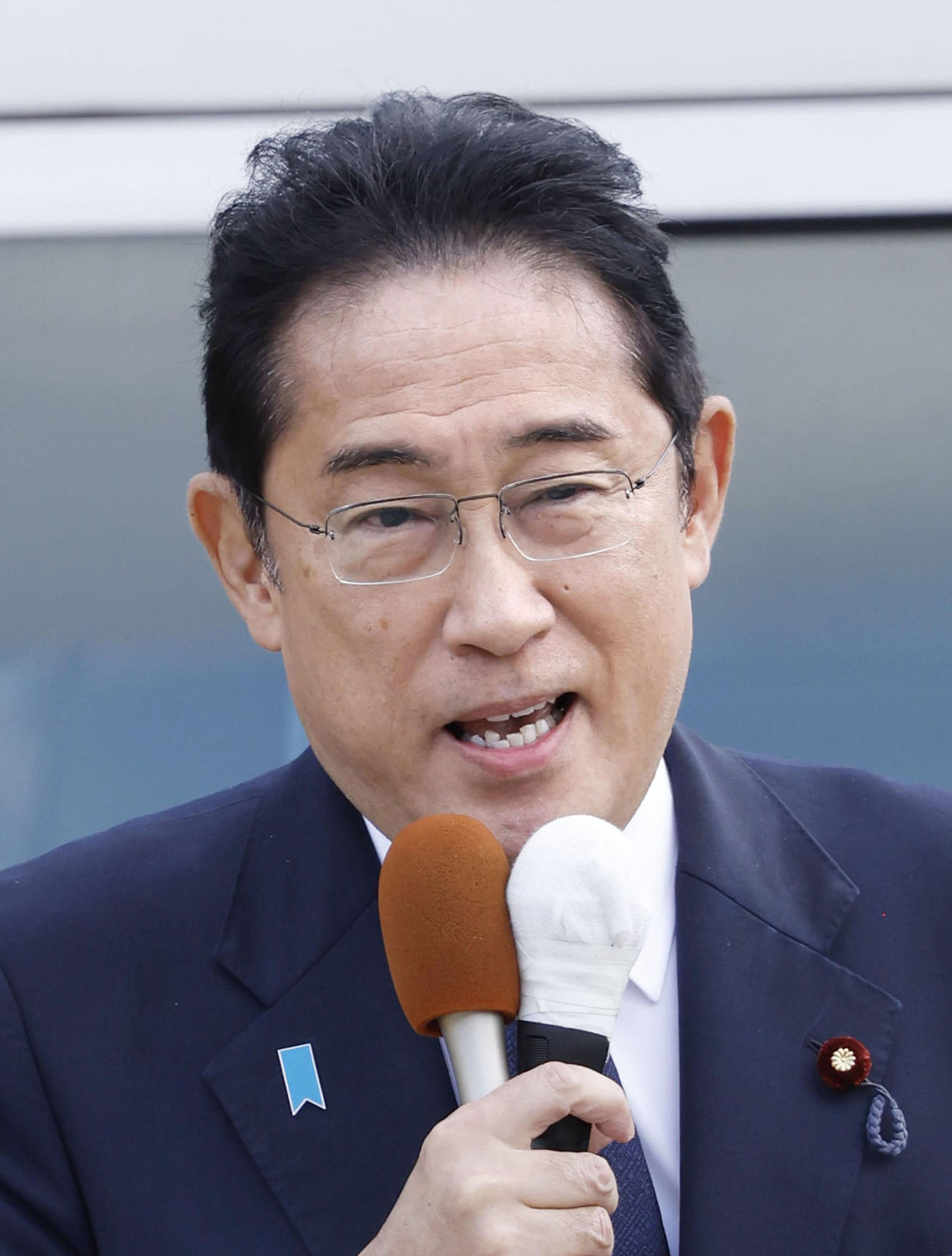 長崎県佐世保市で街頭演説する自民党総裁の岸田首相（共同）