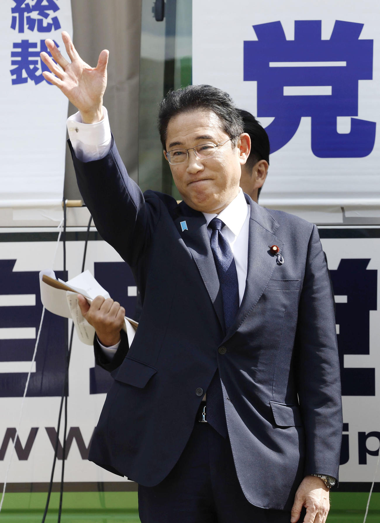 長崎県佐世保市で有権者に手を振る自民党総裁の岸田首相（共同）