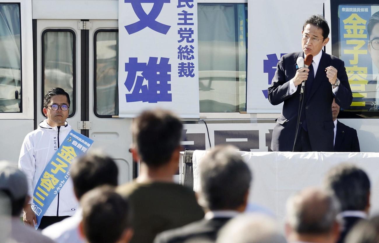 衆院長崎4区補欠選挙で、金子容三氏（左）の応援演説をする自民党総裁の岸田首相（共同）