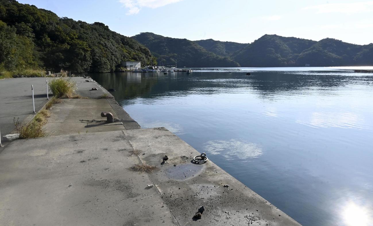 三重県南伊勢町で車が転落し、海中に沈んだとみられる岸壁（共同）