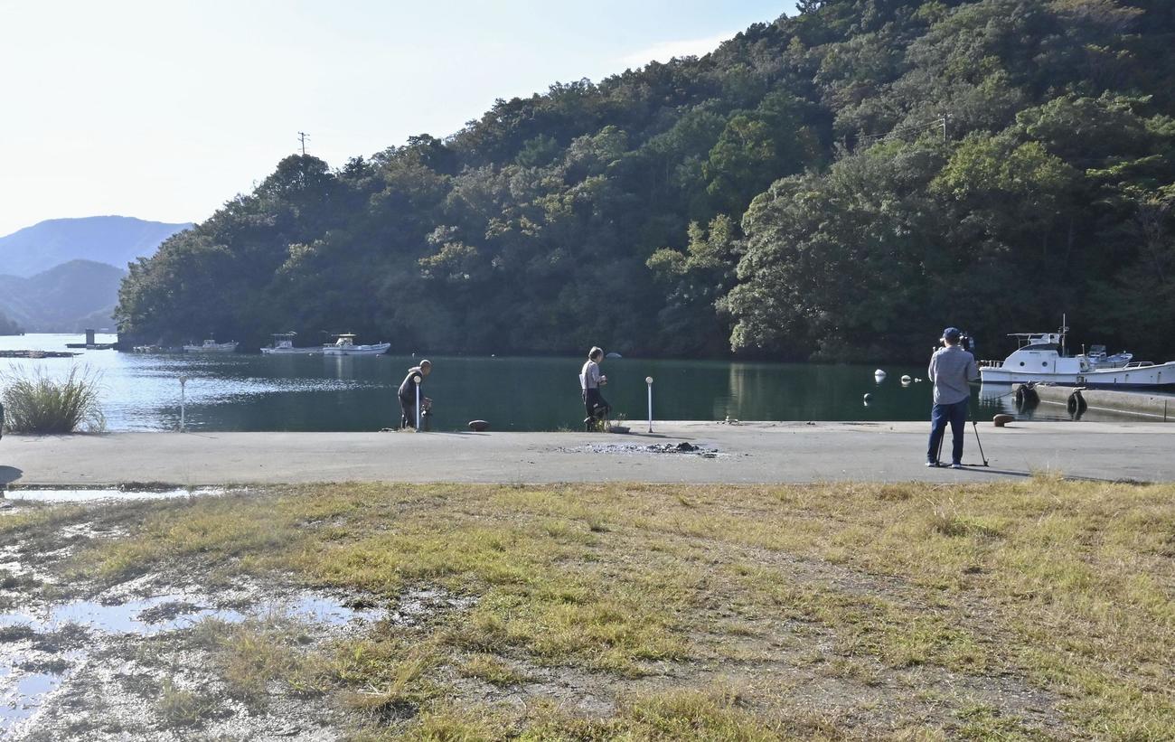 三重県南伊勢町で車が転落し、海中に沈んだとみられる岸壁（共同）
