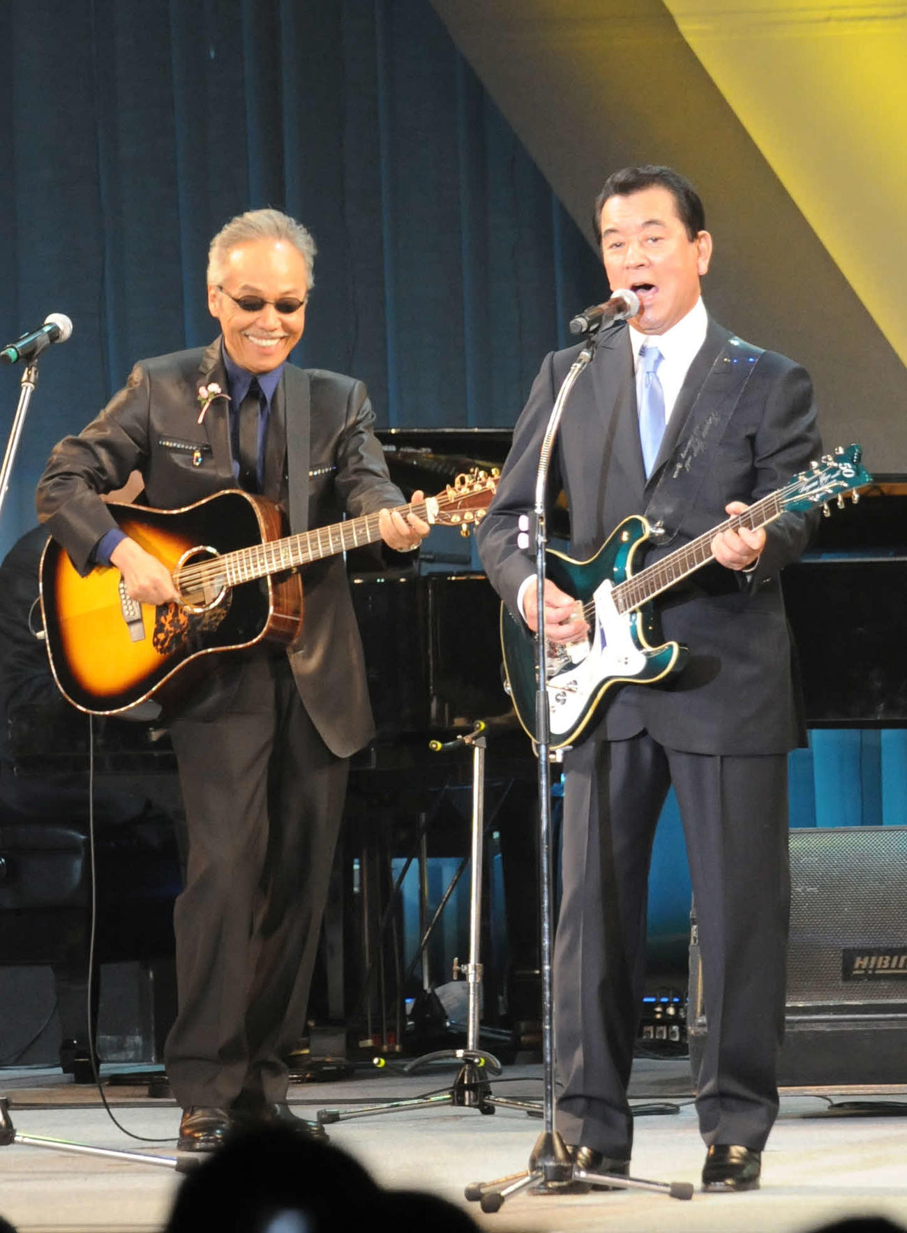 加山雄三デビュー50周年を祝う会　歌う加山雄三、左は谷村新司（2010年4月撮影）