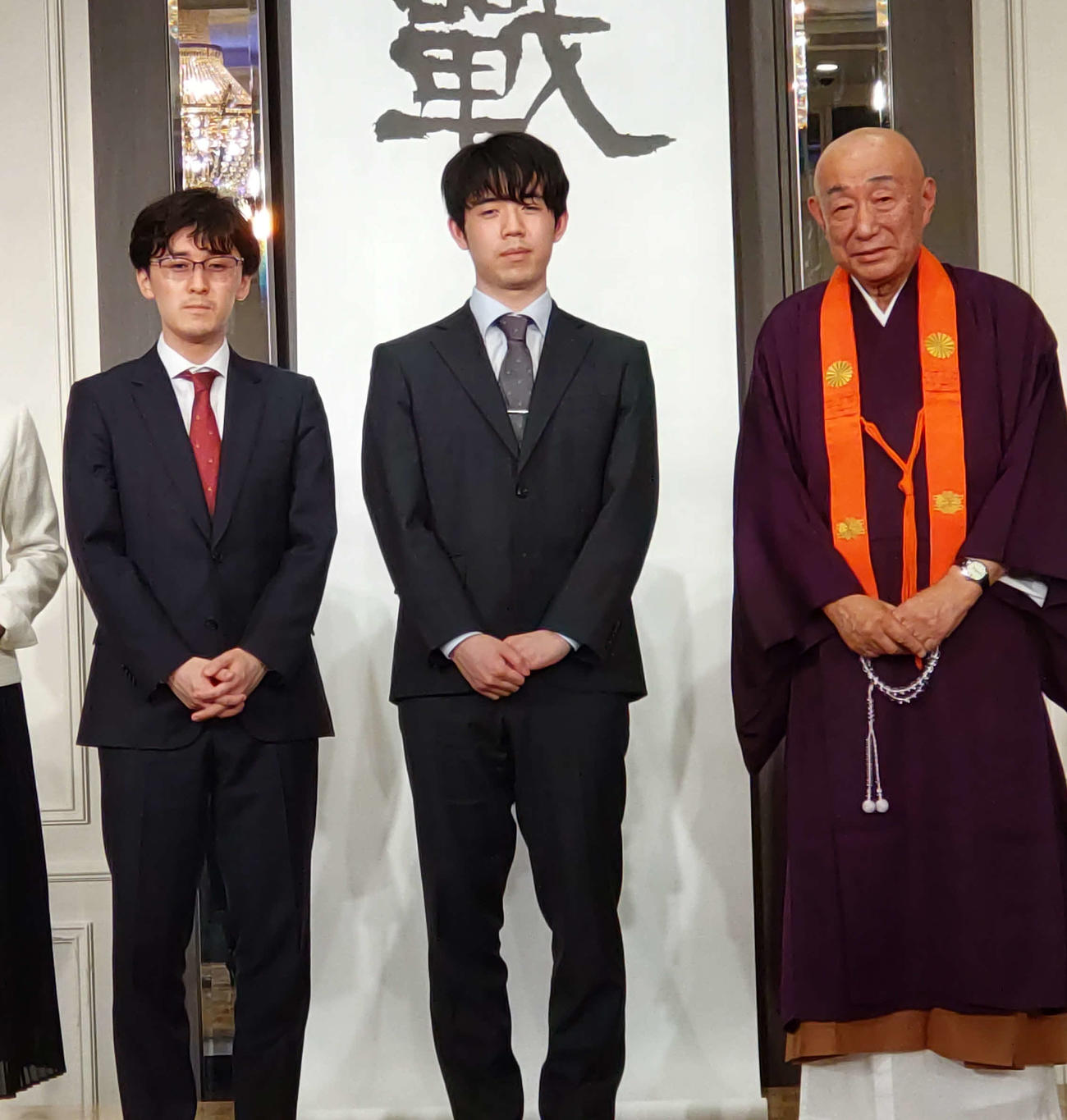 京都市内で行われた前夜祭で決意表明した藤井聡太8冠（中央）伊藤匠七段（左）（撮影・松浦隆司）