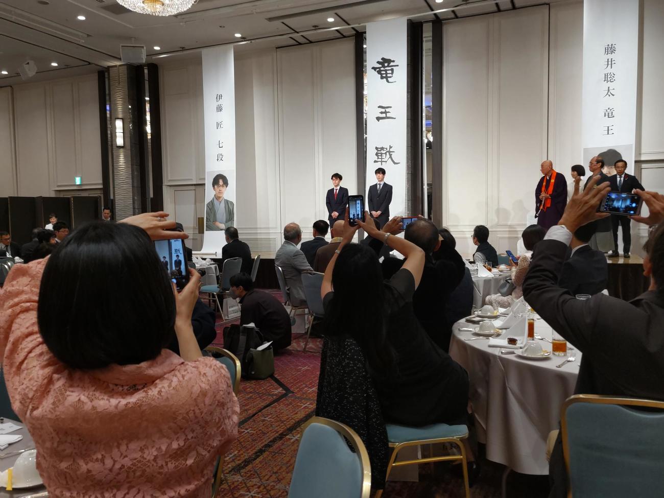 京都市内で行われた前夜祭では多くのファンが藤井聡太8冠をスマートフォンで記念撮影した（撮影・松浦隆司）