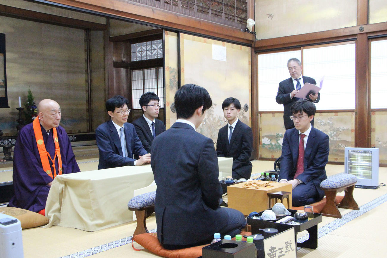 竜王戦7番勝負第2局が行われる京都市「仁和寺」で前日検分を行った藤井聡太8冠（左）伊藤匠七段（日本将棋連盟提供）