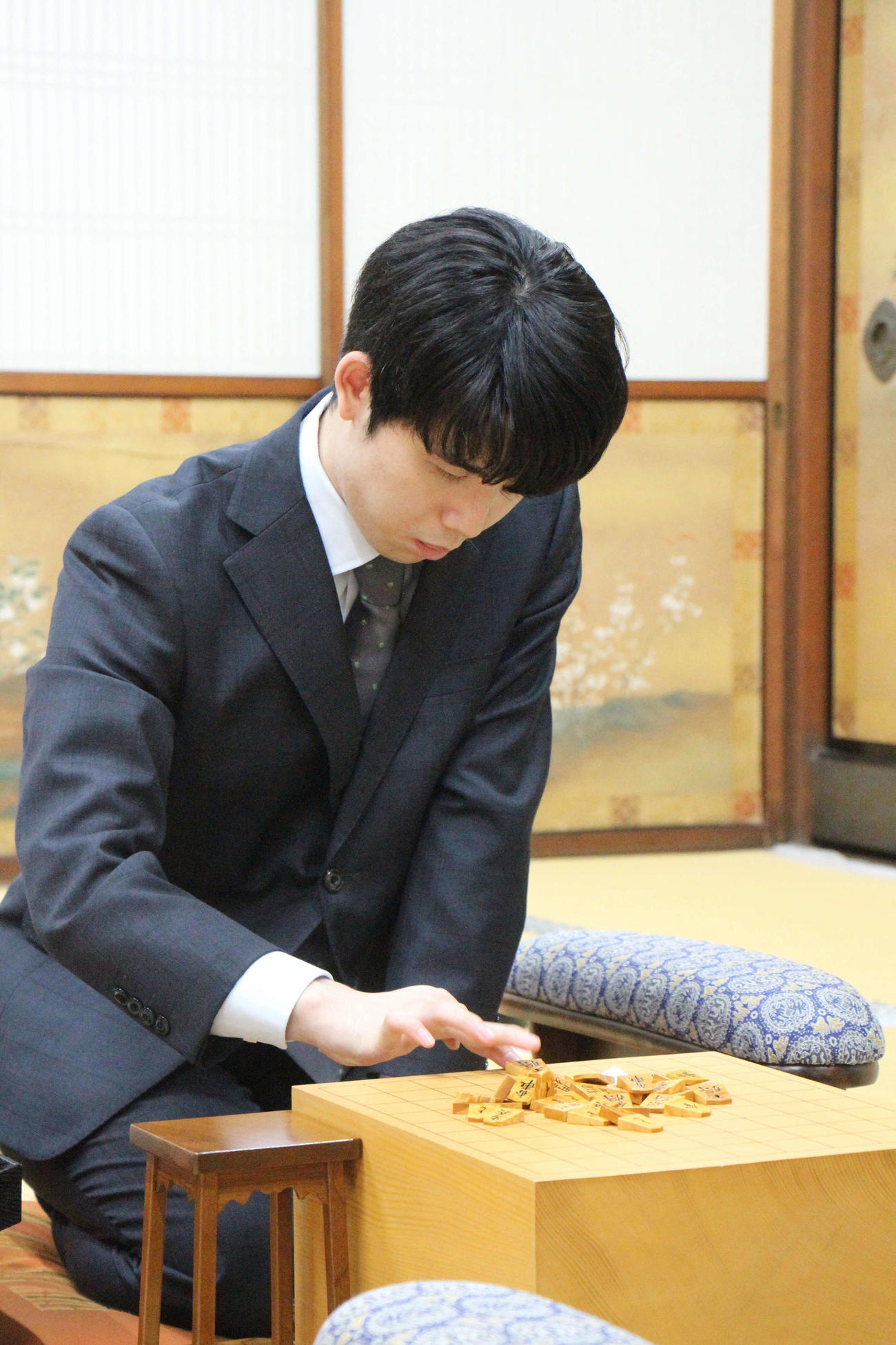 竜王戦7番勝負第2局が行われる京都市「仁和寺」で前日検分を行った藤井聡太8冠（日本将棋連盟提供）