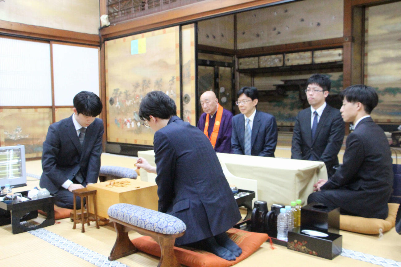 竜王戦7番勝負第2局が行われる京都市「仁和寺」で前日検分を行った藤井聡太8冠（左）と伊藤匠七段（日本将棋連盟提供）