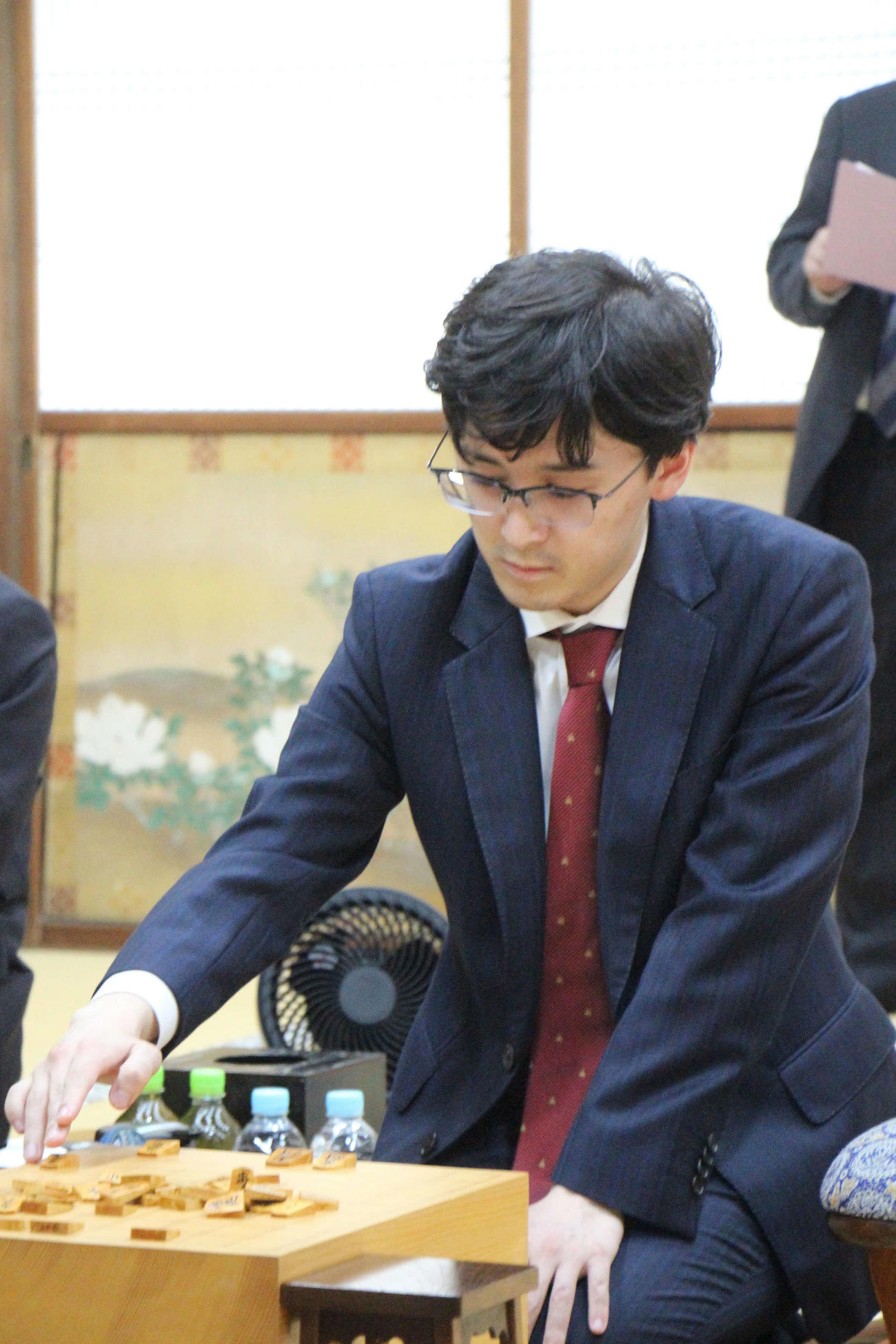 竜王戦7番勝負第2局が行われる京都市「仁和寺」で前日検分を行った伊藤匠七段（日本将棋連盟提供）