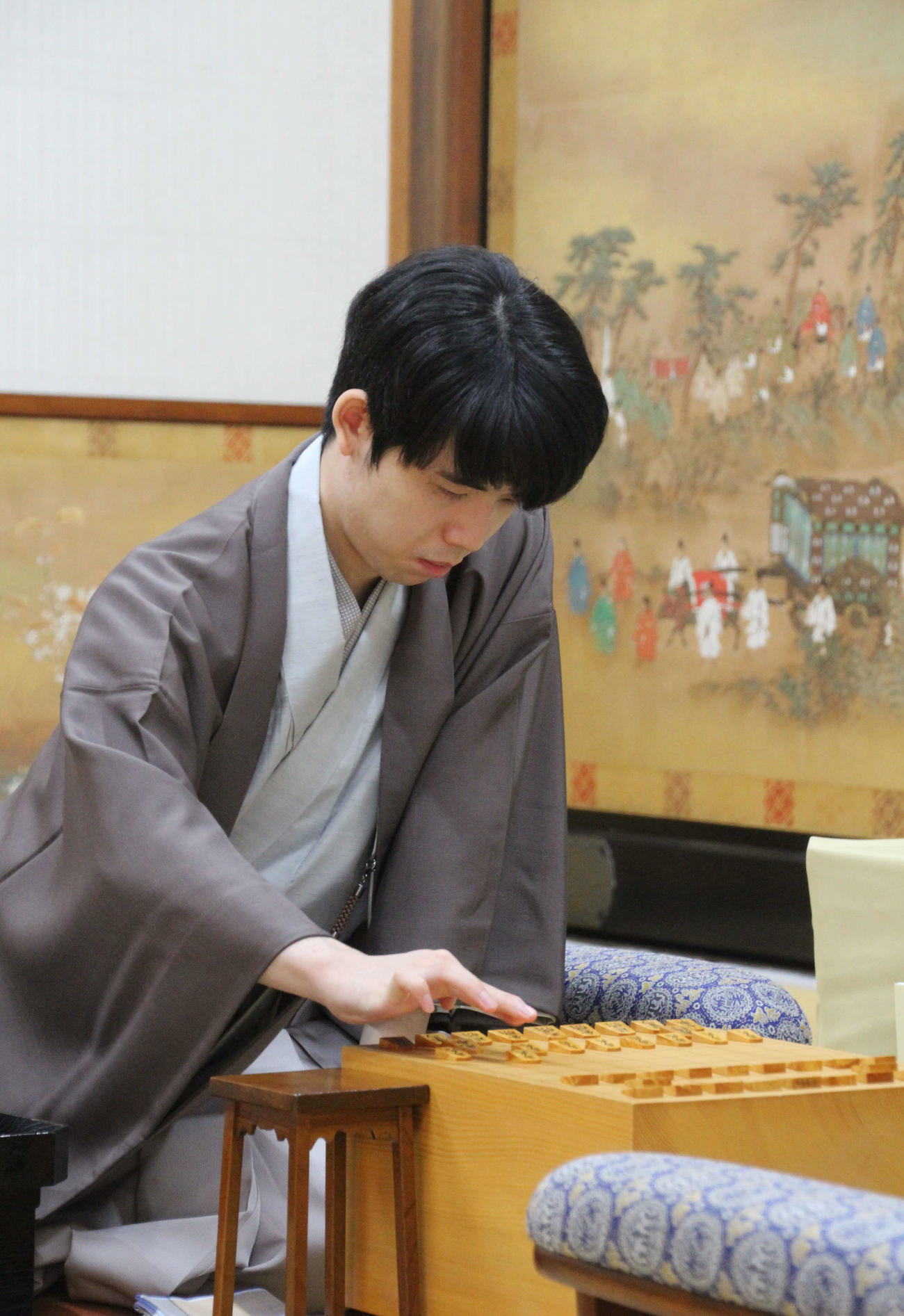 初手を指す藤井聡太8冠（日本将棋連盟提供）