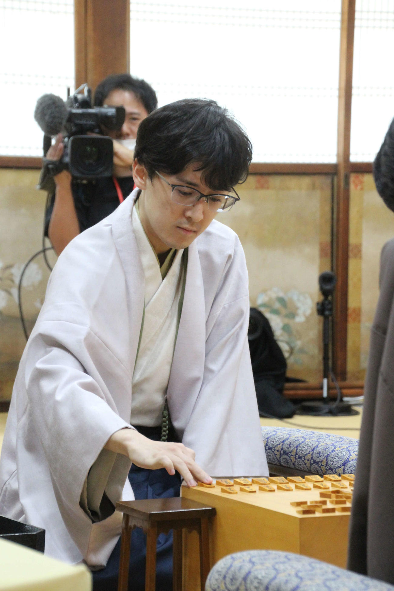 盤上に駒を並べる伊藤匠七段（日本将棋連盟提供）