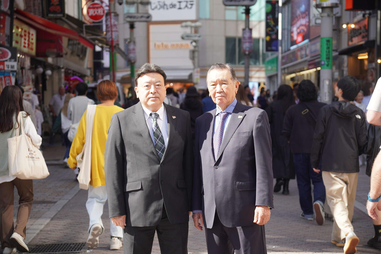 ハロウィーンで渋谷に集まる若者らに苦言を呈している渋谷センター商店街振興組合の前理事長の小野寿幸相談理事（右）と鈴木達治新理事長（撮影・沢田直人）